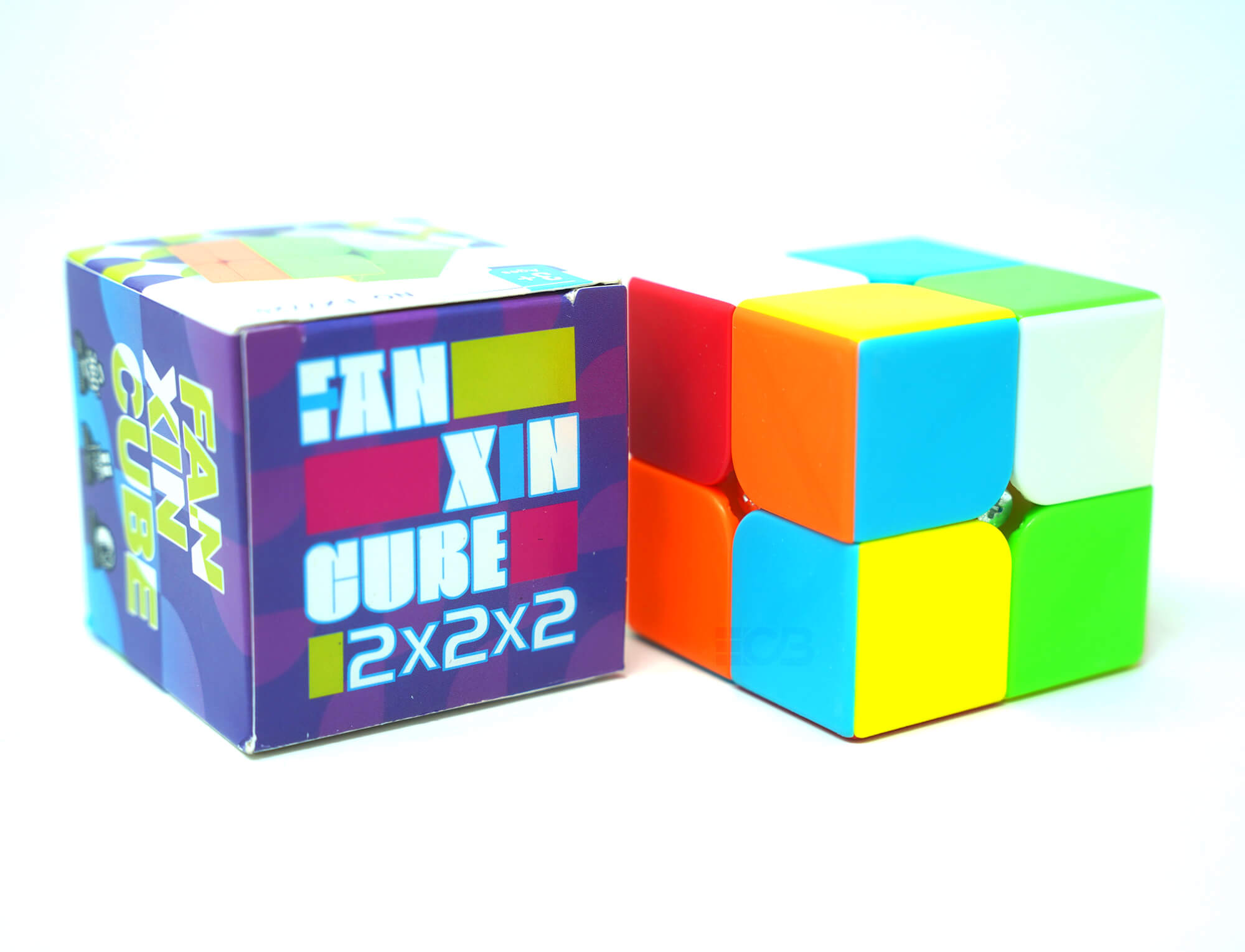 Cubo Mágico 2x2 Fanxin stickerless — ângulo lateral mostrando as cores das peças