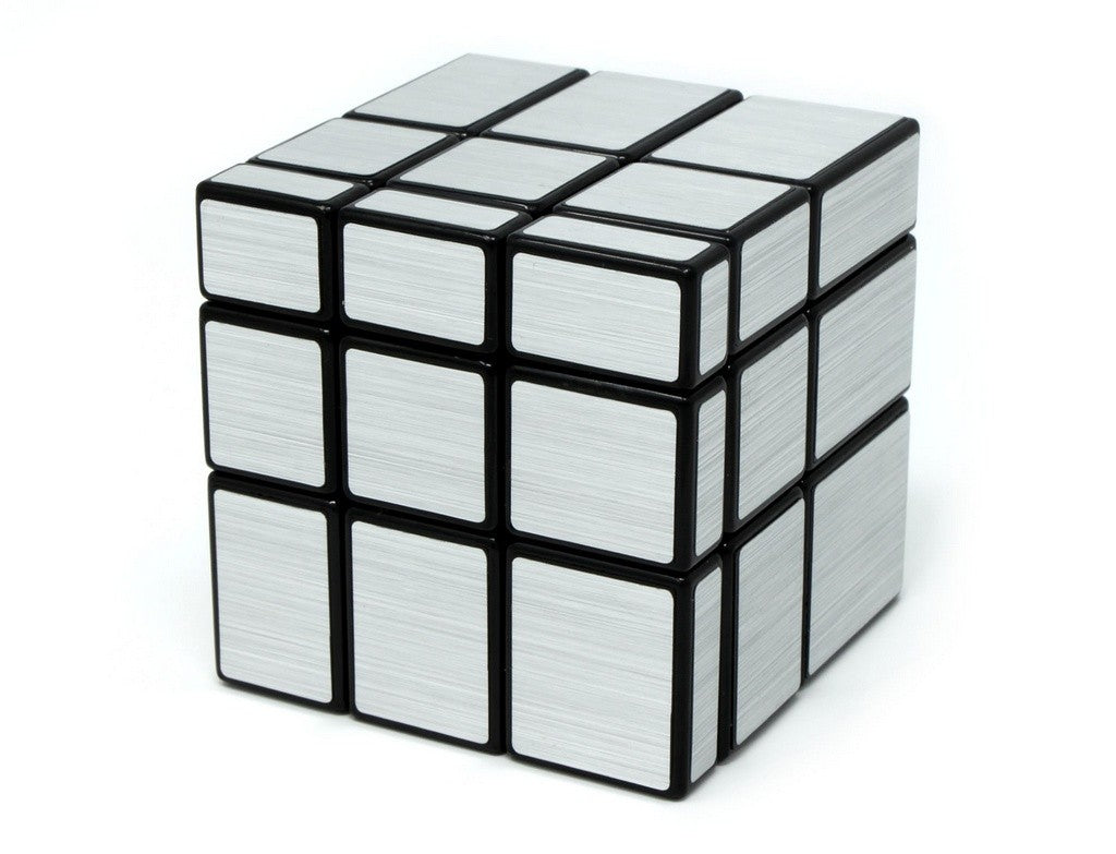 Mirror Blocks 3x3 QiYi prateado visto de ângulo lateral, destacando o relevo das peças