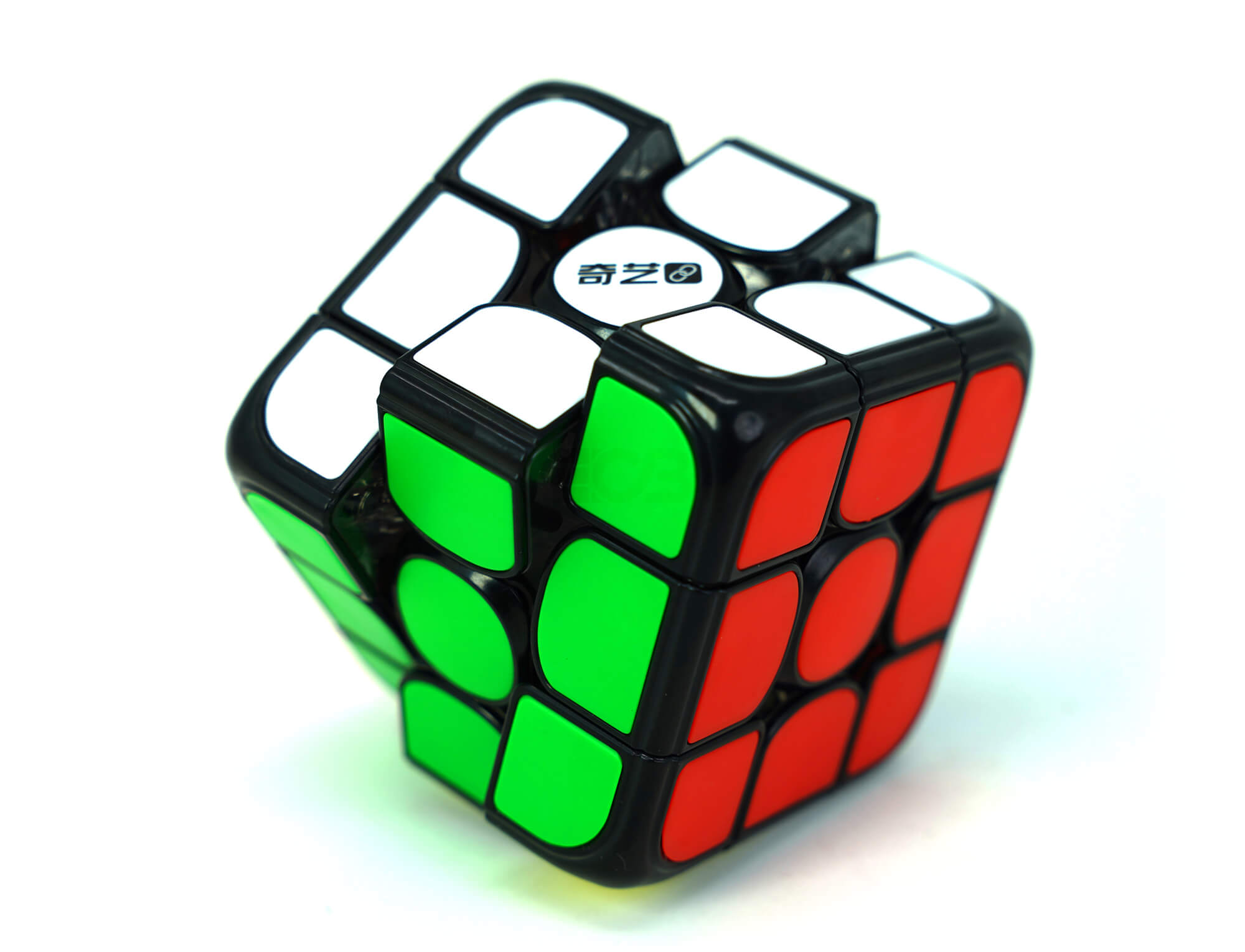 Vista superior do Smart Cube QiYi 3x3 com as seis faces visíveis e ímãs internos