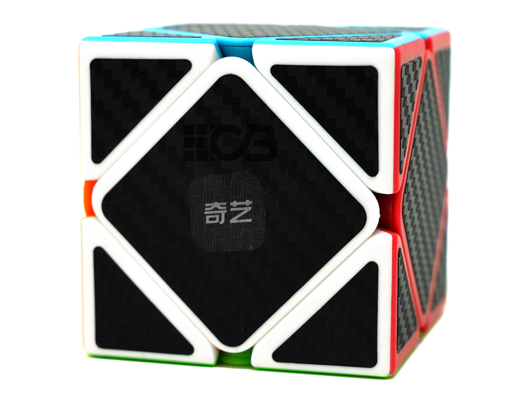 Skewb QiYi Qicheng Carbon em vista frontal mostrando textura carbon e peças coloridas stickerless
