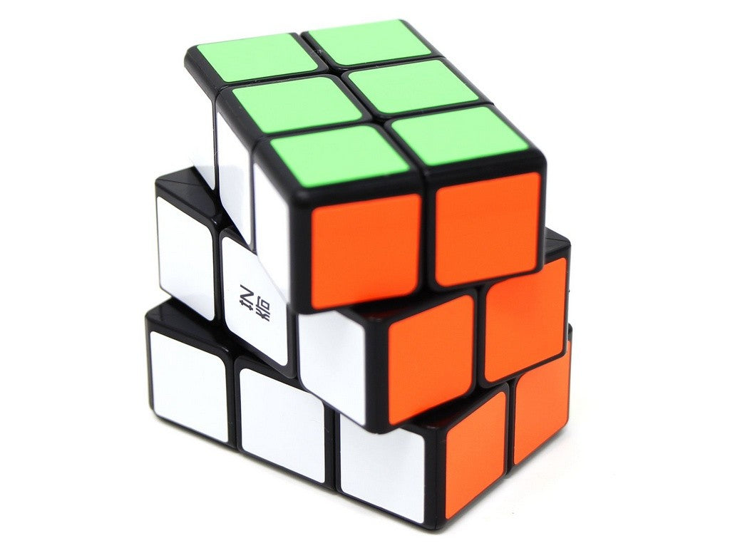 Cuboide 3x3x2 QiYi sobre superfície branca, ângulo em perspectiva