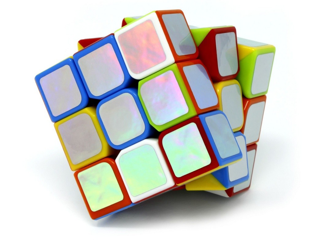 Fellow Cube Furta Cor em ângulo lateral destacando a variação de tonalidade das peças centrais