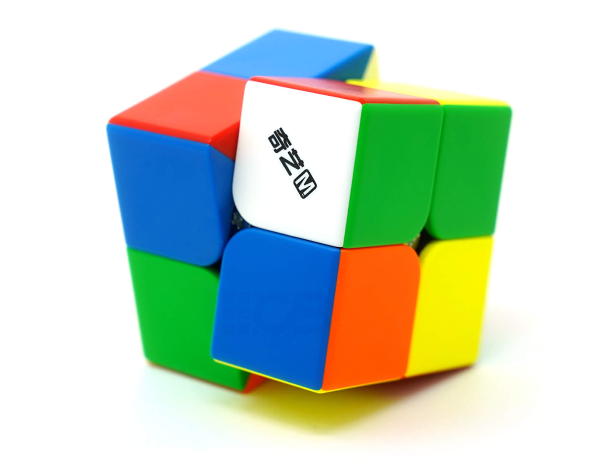 Cubo Mágico 2x2 QiYi Warrior M Magnético Stickerless — ângulo lateral destacando as peças coloridas