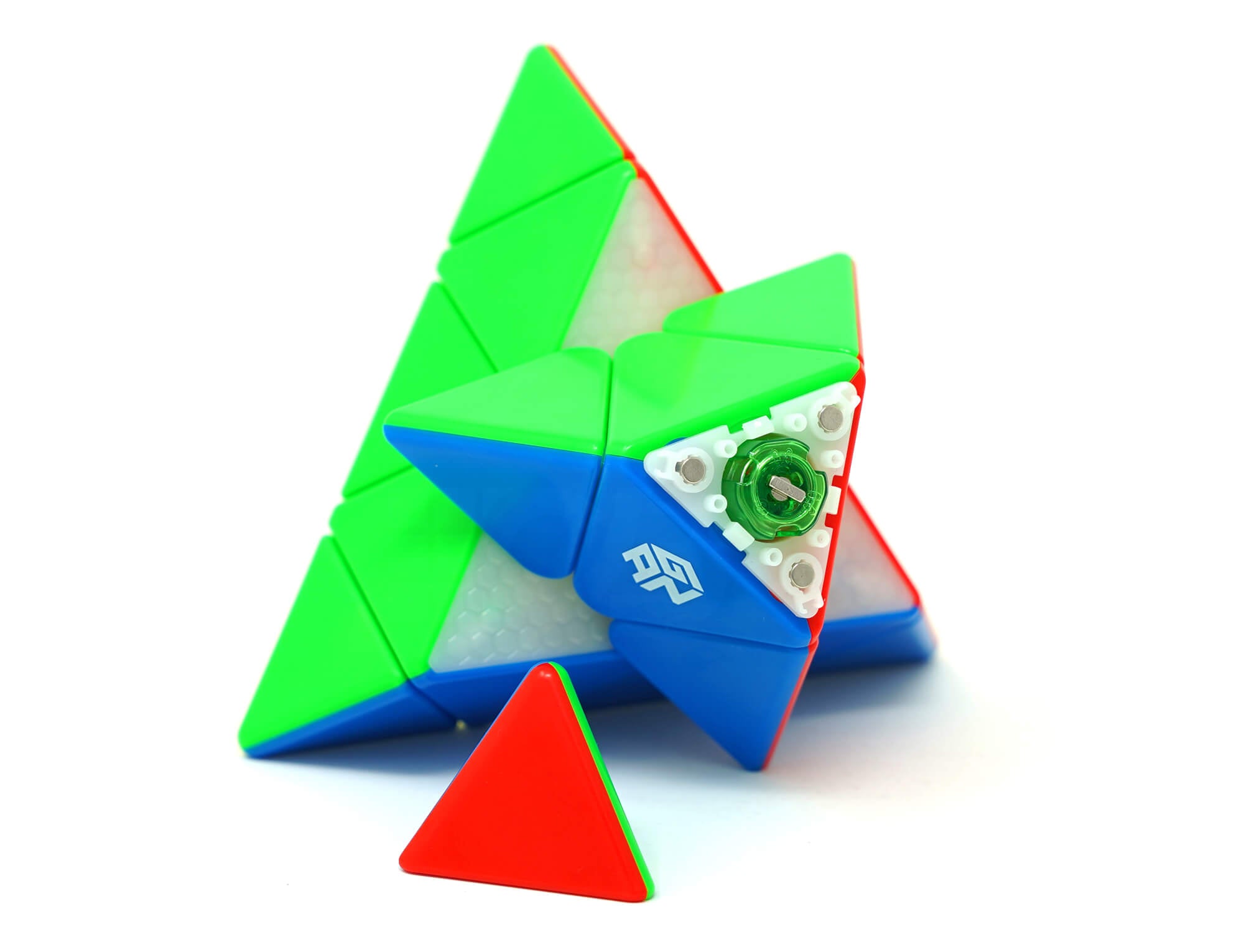Pyraminx GAN Standard com detalhe das peças stickerless e acabamento colorido