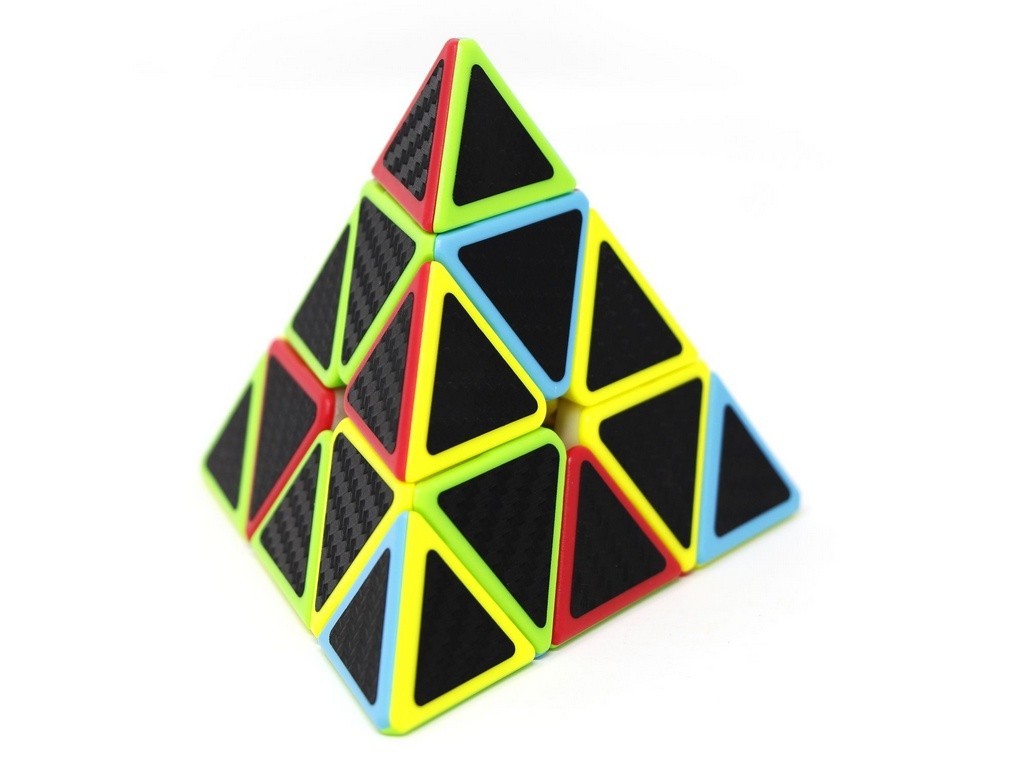 Pyraminx QiYi Qiming Carbon montado em ângulo lateral destacando o formato triangular e as faces coloridas