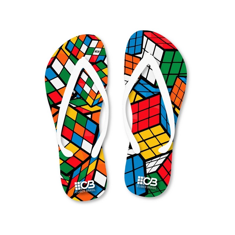 Chinelo Cubers com estampa colorida da Cuber Brasil, visto de frente sobre fundo claro
