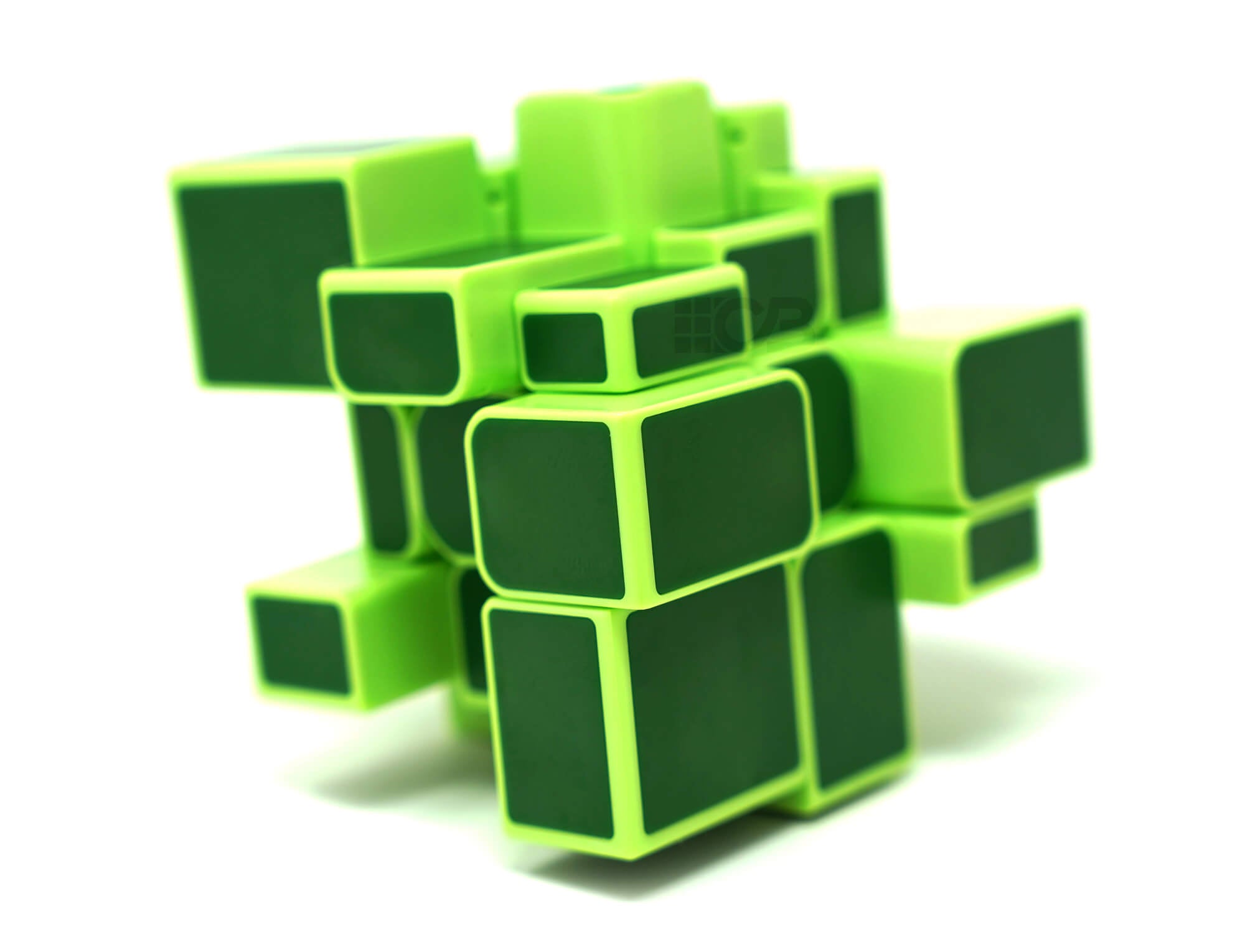Detalhe das peças cromadas verdes do Mirror Blocks QiYi com reflexo de luz