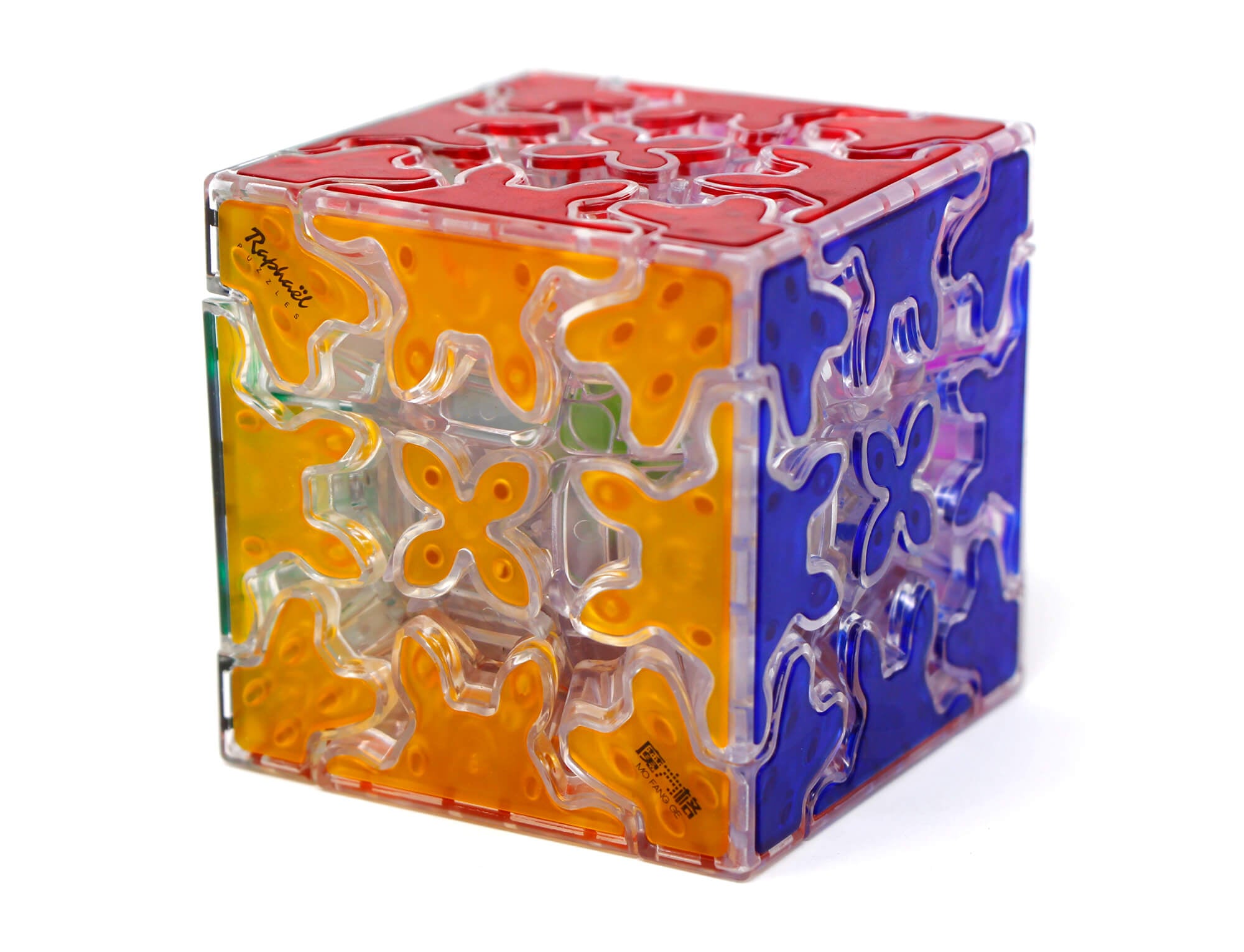 Gear Cube 3x3 transparente QiYi sobre fundo neutro — perspectiva em diagonal
