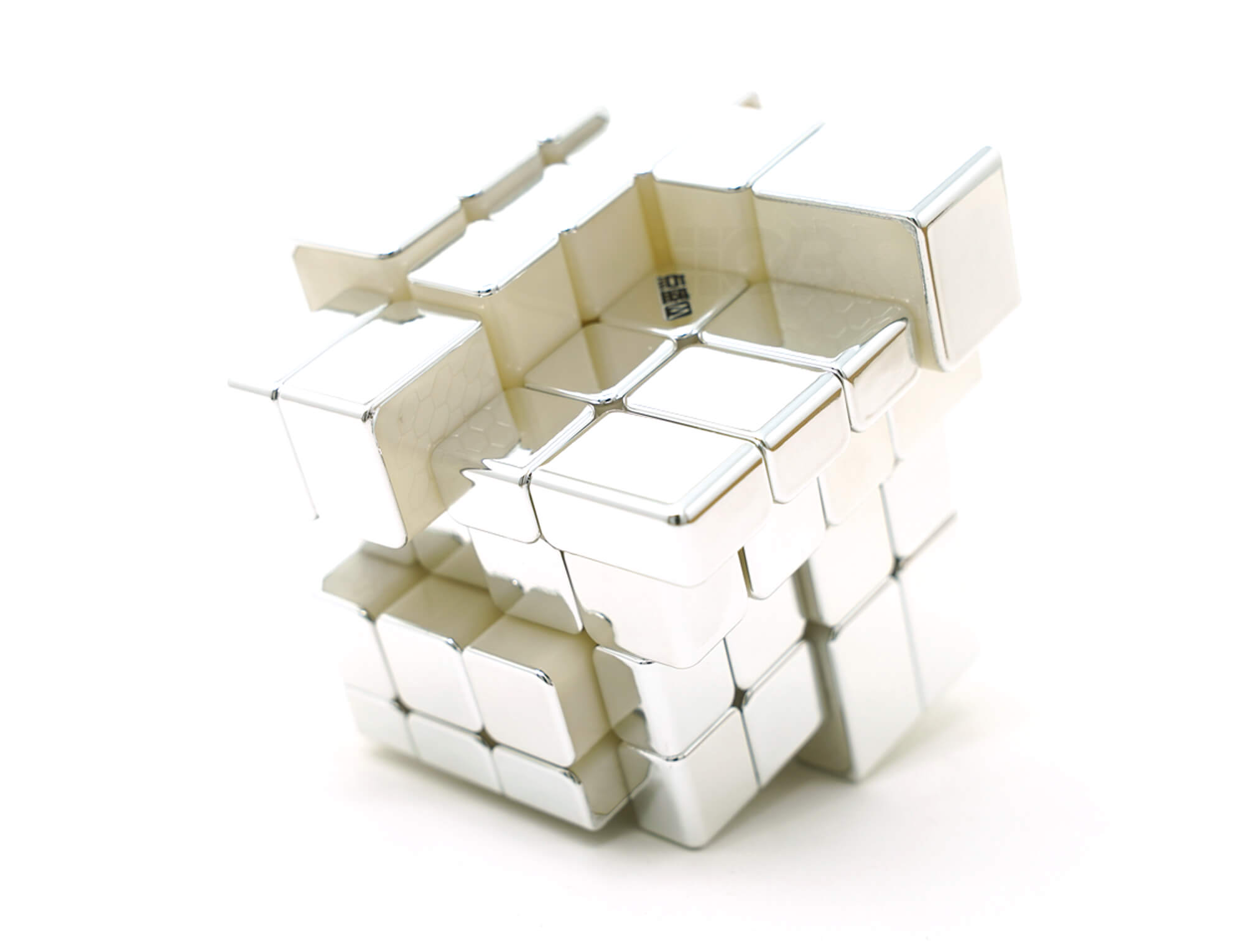 Mirror Blocks 4x4 Diansheng embaralhado mostrando o contraste de tamanhos das peças