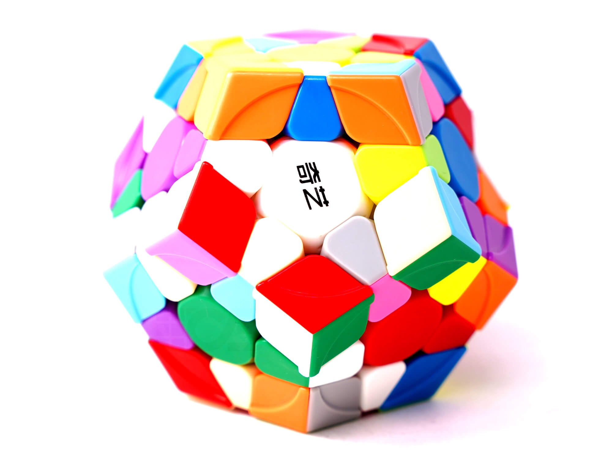 Megaminx QiHeng S2 QiYi — detalhe da escultura nas peças e camadas externas