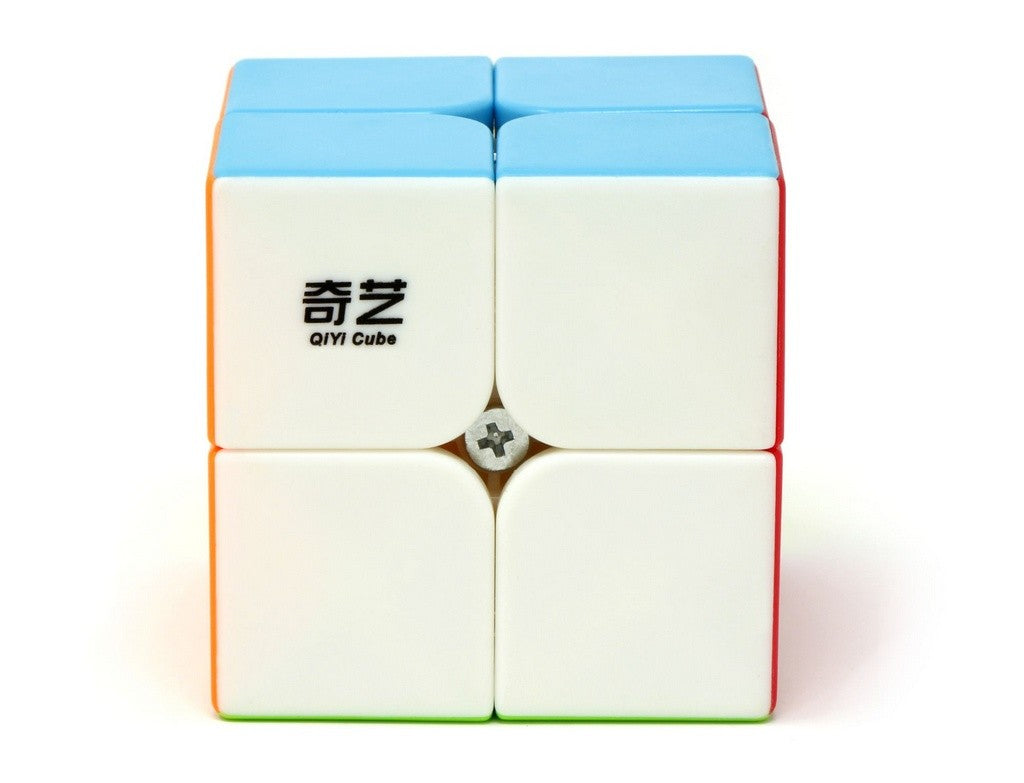 Cubo Mágico 2x2 QiYi Qidi Stickerless com face embaralhada sobre fundo claro