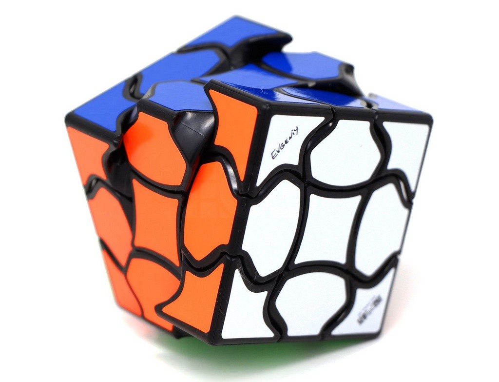 Cubo Mágico 3x3 Fluffy QiYi stickerless — vista frontal mostrando as peças coloridas