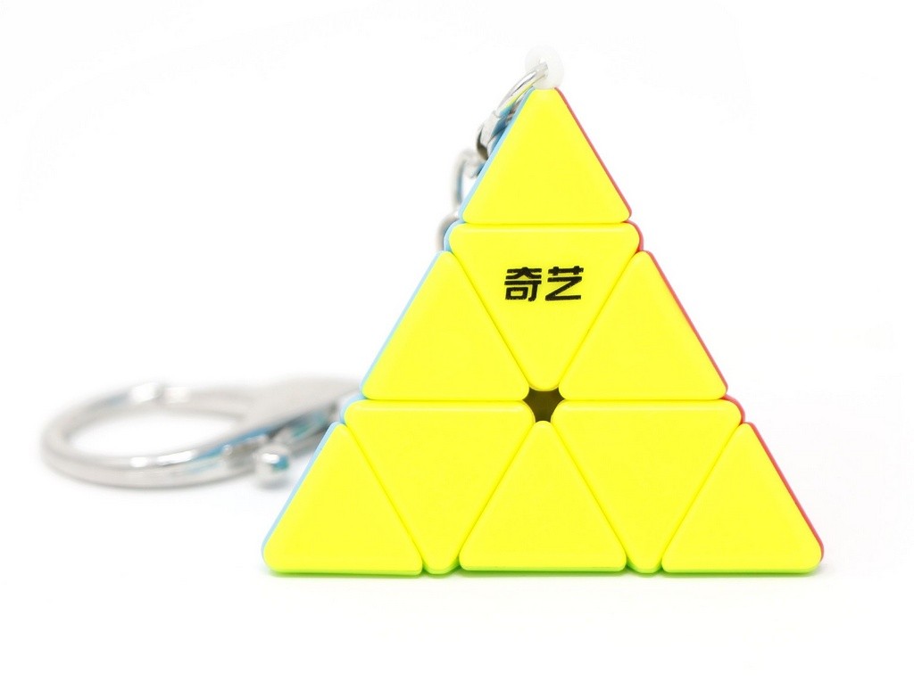 Pyraminx Chaveiro QiYi stickerless sobre superfície — escala de tamanho compacto
