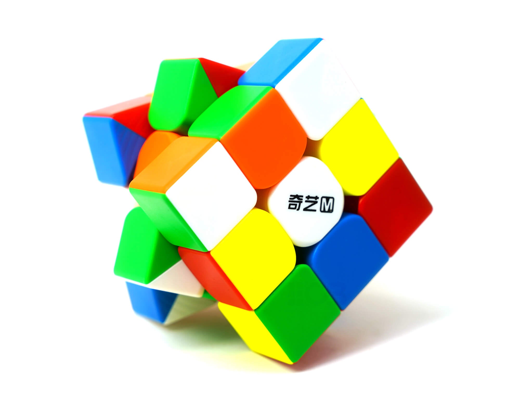 Cubo Mágico 3x3 QiYi Warrior M Stickerless Magnético — vista frontal mostrando as faces coloridas