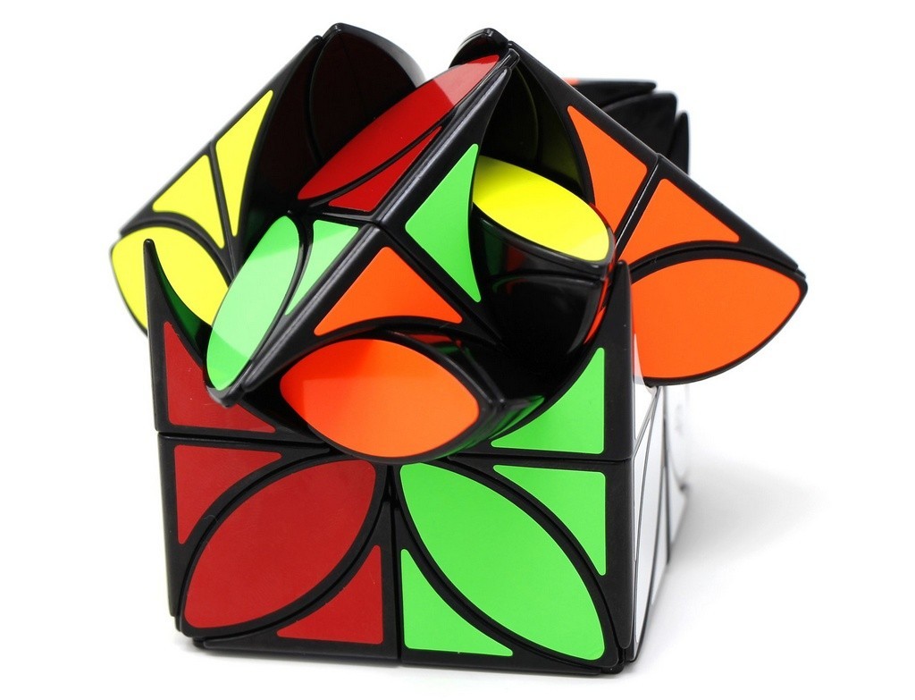 Clover Cube Plus QiYi stickerless em ângulo lateral evidenciando as arestas curvas do puzzle