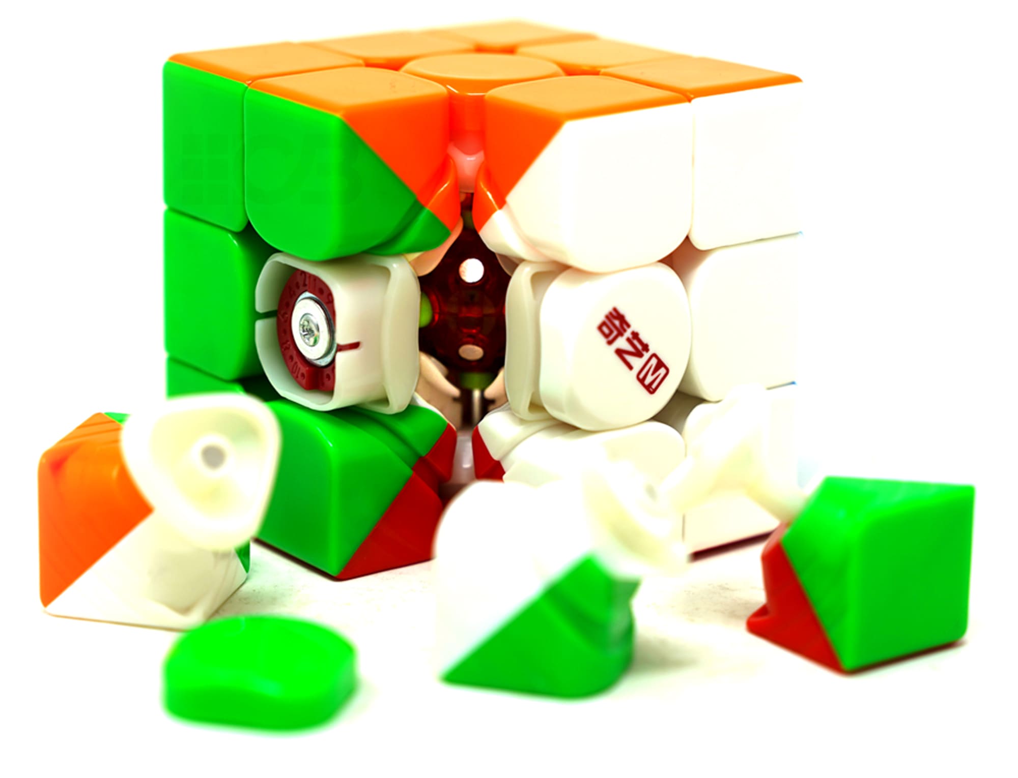 Cubo Mágico QiYi M Pro 3x3 desmontado ou em ângulo alternativo, destacando o sistema Ball Core interno