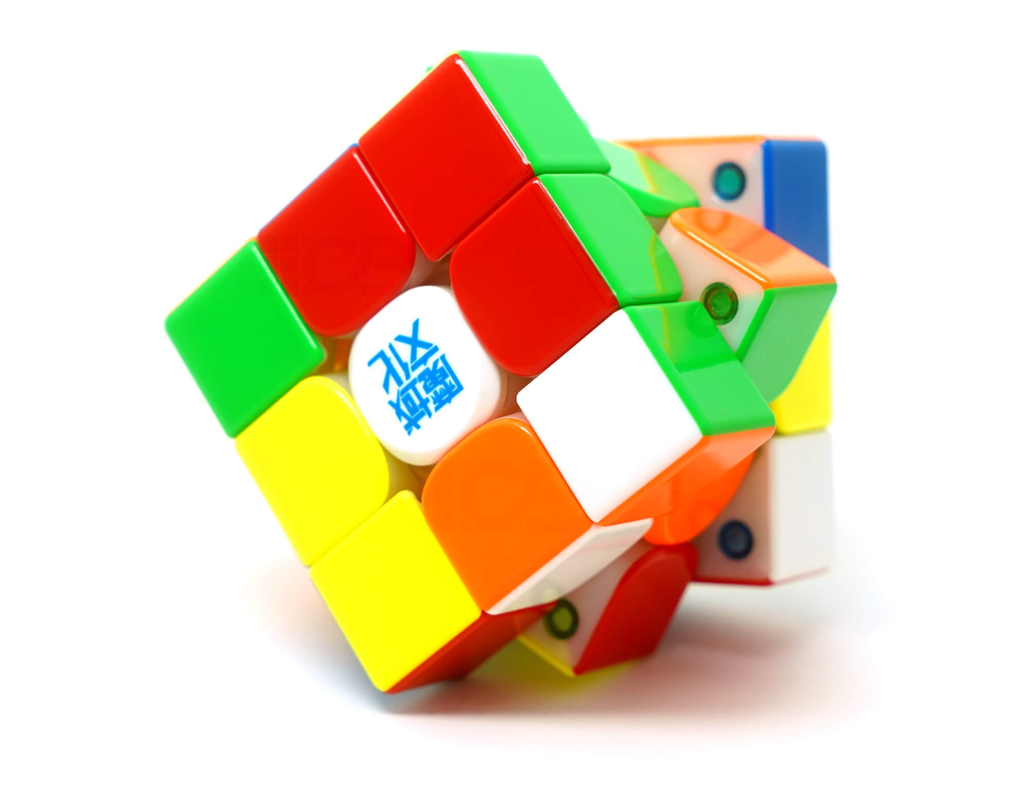 Cubo Mágico WRM V11 na mão mostrando aderência do acabamento UV Coated