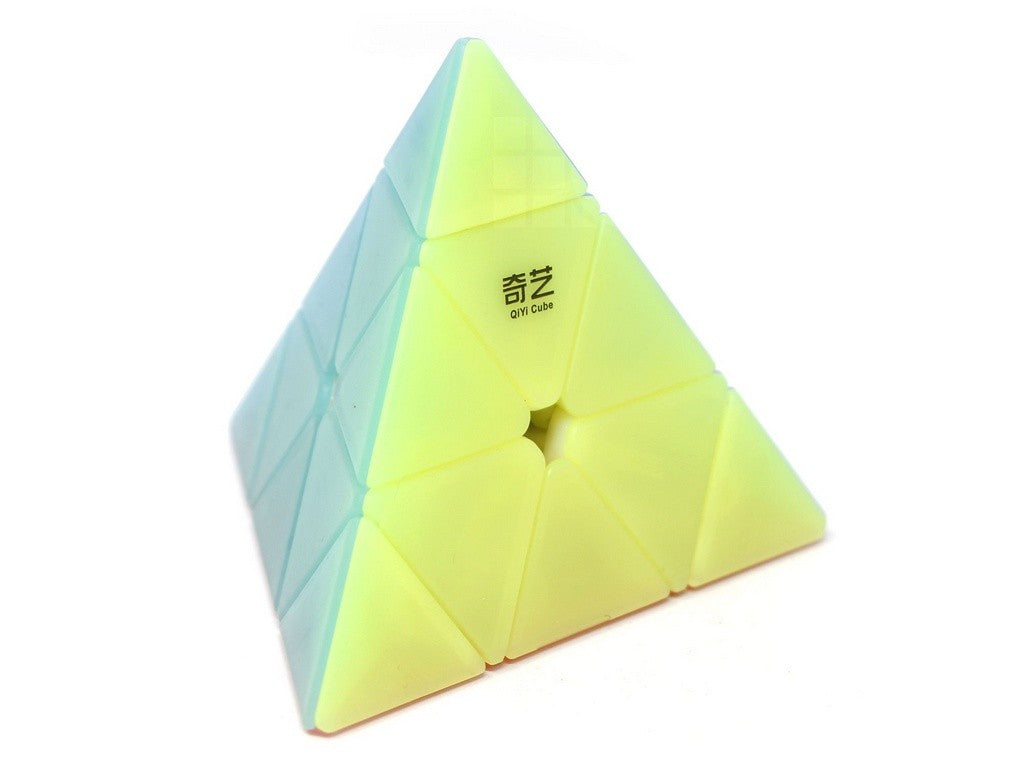 Pyraminx QiMing Jelly QiYi mostrando acabamento jelly e transparência das peças