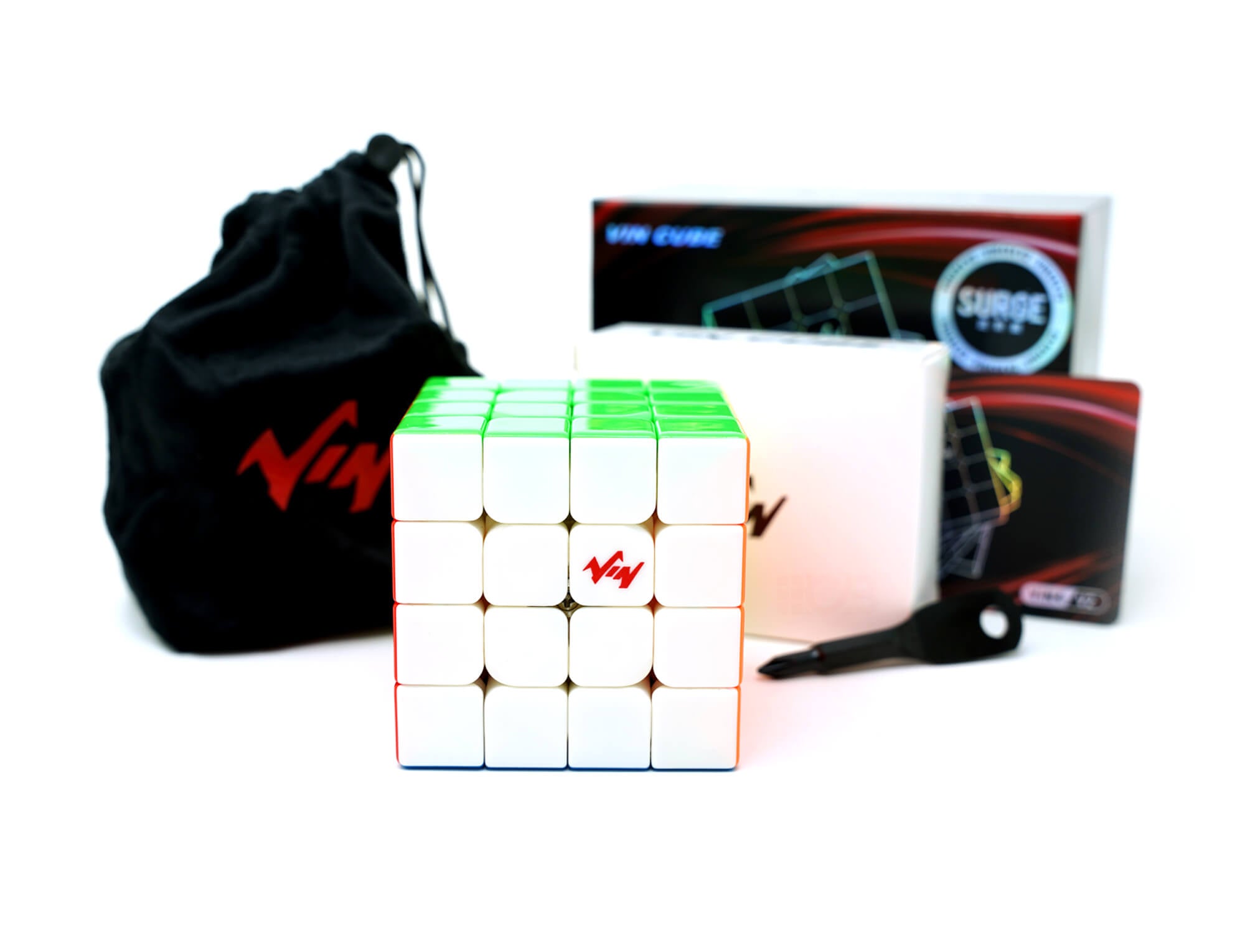 Cubo Mágico 4x4 Vin Cube Surge V2 em ângulo mostrando três faces coloridas