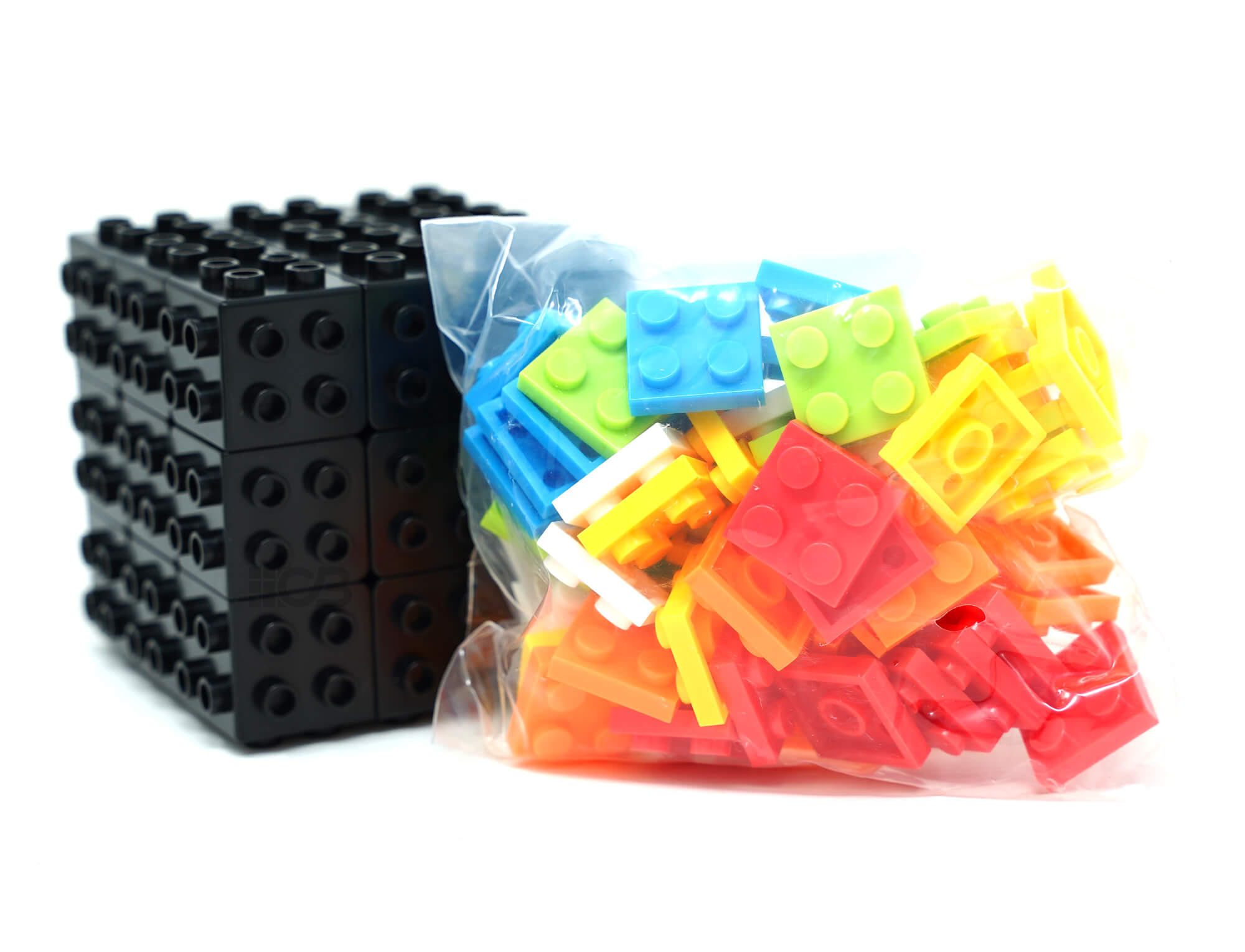 Cubo Mágico Block Cube Fanxin base branca com peças coloridas encaixadas, vista frontal