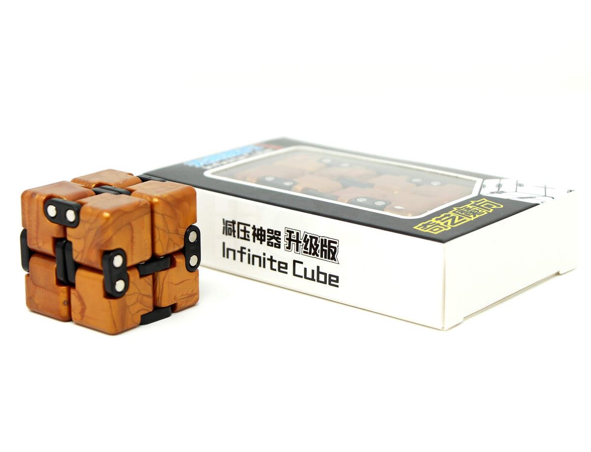 Cubo Infinito Dourado QiYi fechado ao lado da caixa original