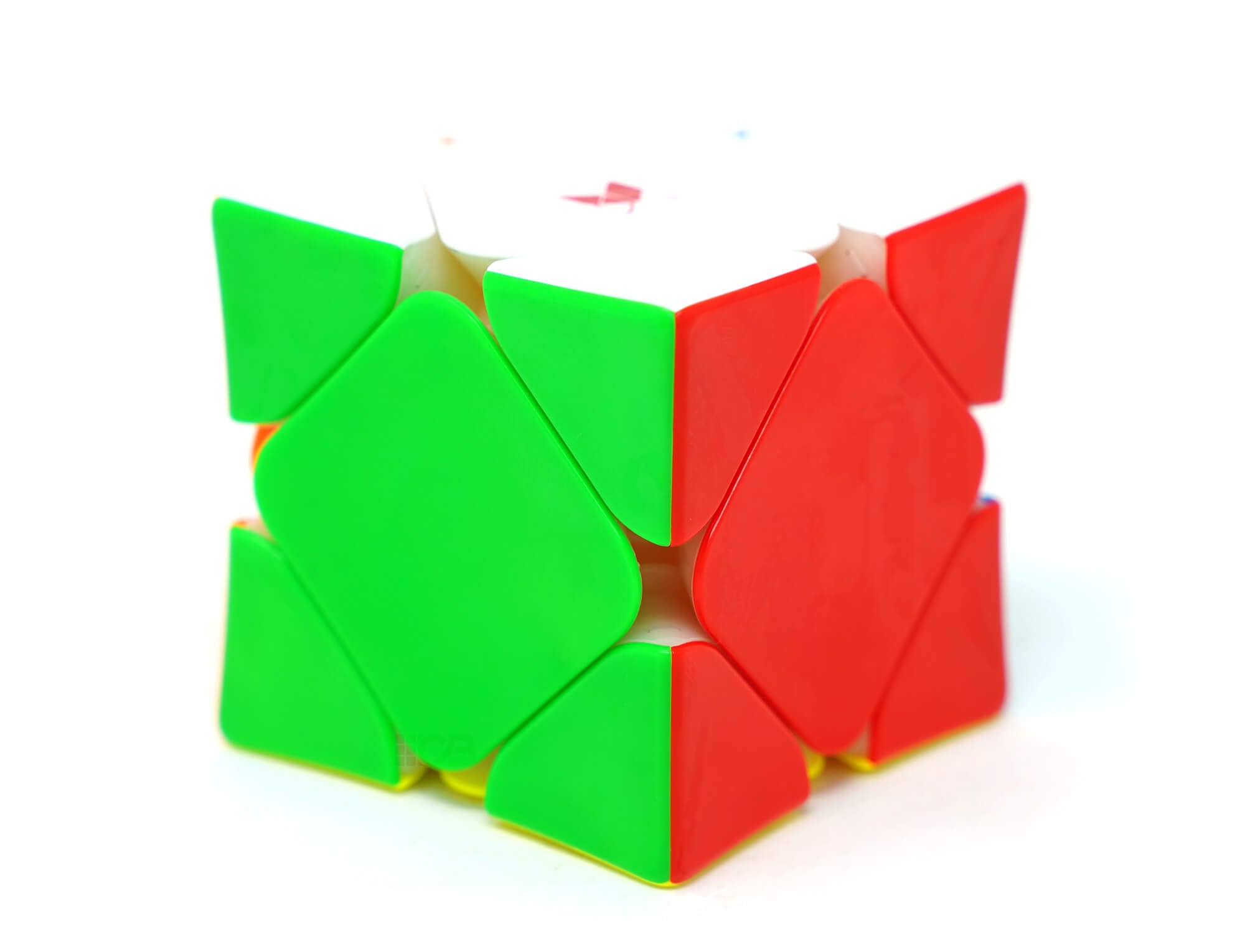 Skewb Wingy V2 QiYi stickerless em fundo neutro — vista de perfil