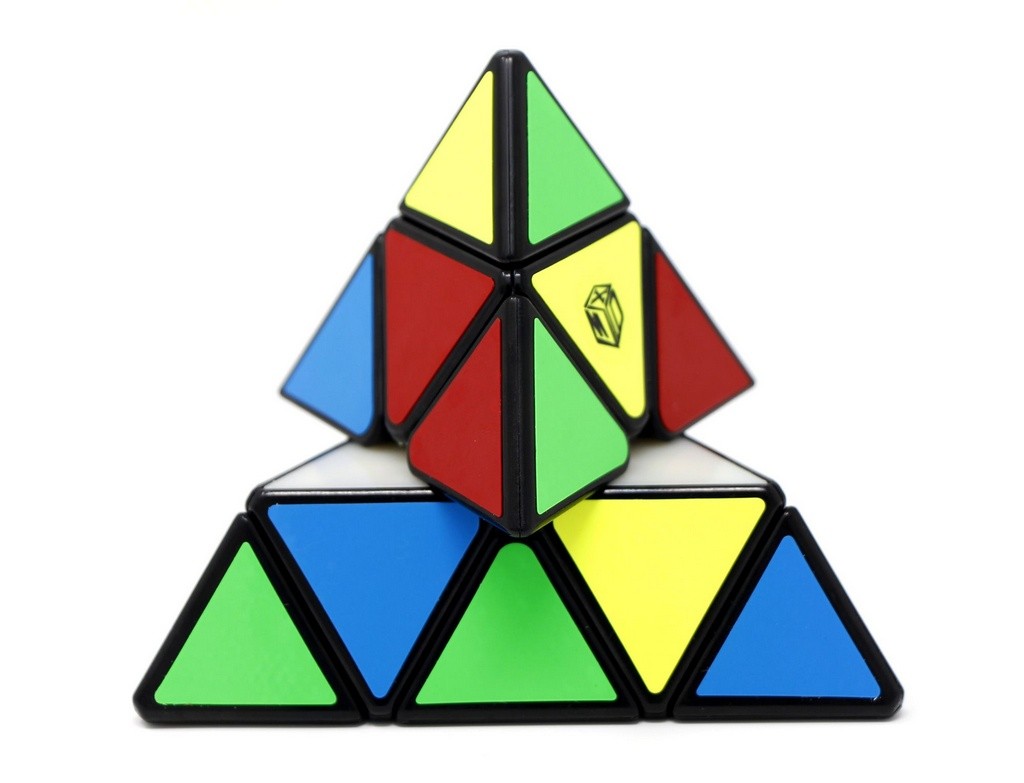 Pyraminx X-Man Bell QiYi — ângulo lateral evidenciando o formato triangular e os adesivos coloridos