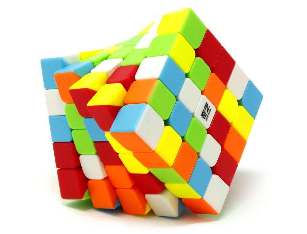 Vista frontal dos cubos mágicos QiYi 2x2, 3x3, 4x4 e 5x5 do kit com peças coloridas