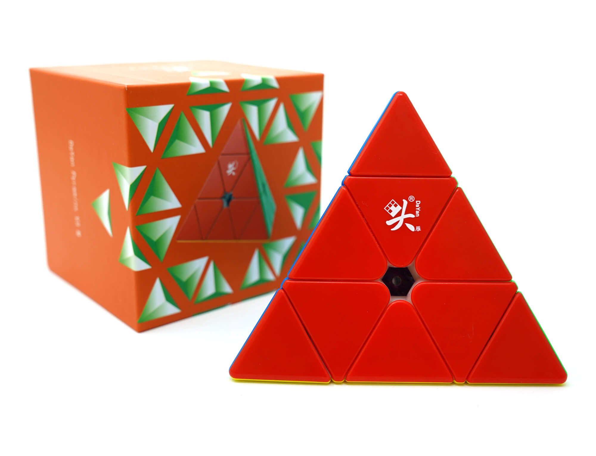 Pyraminx DaYan V3M Standard Magnético sobre superfície neutra — vista de cima