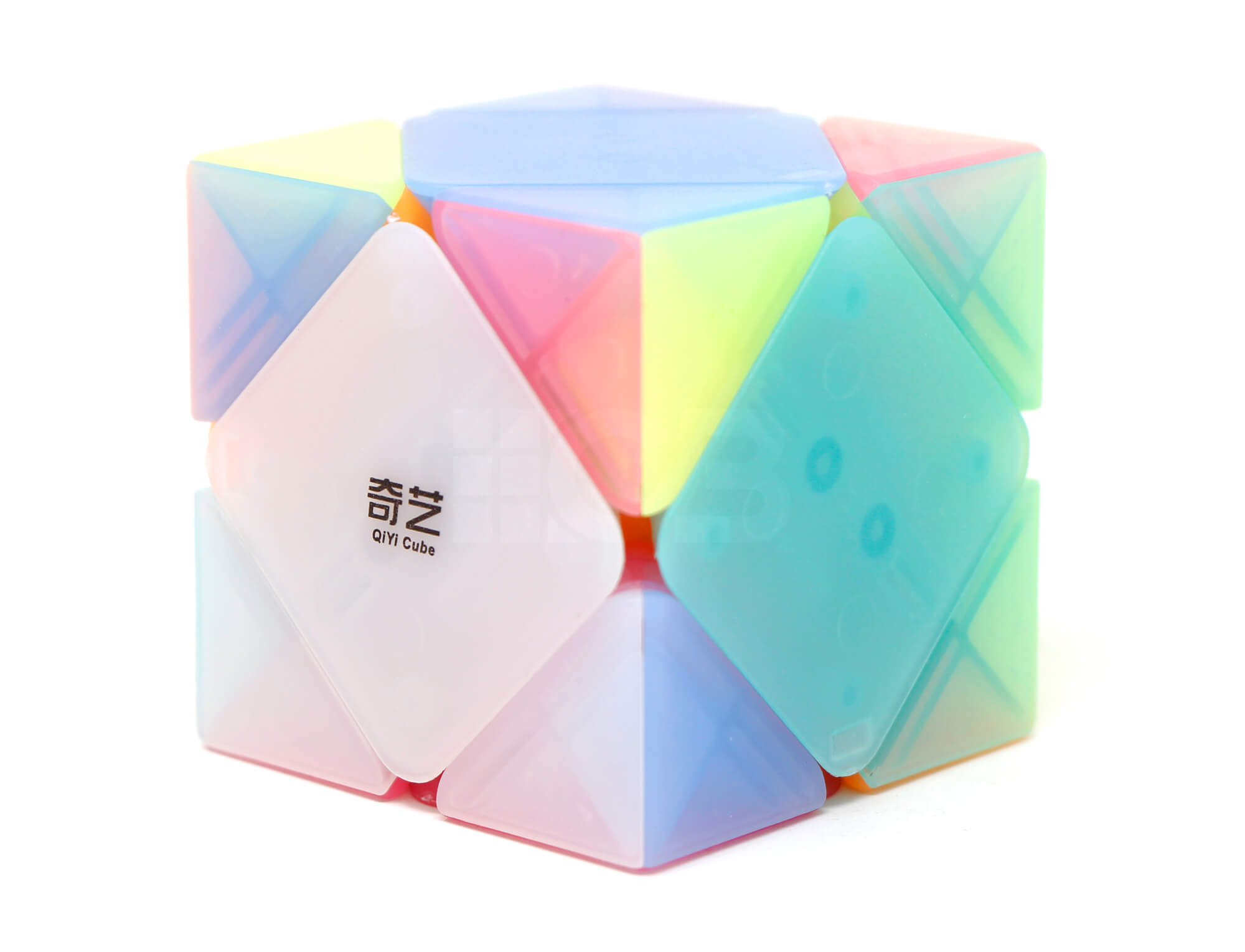 Skewb QiYi QiCheng A Jelly em posição lateral, destacando a estrutura de cortes diagonais