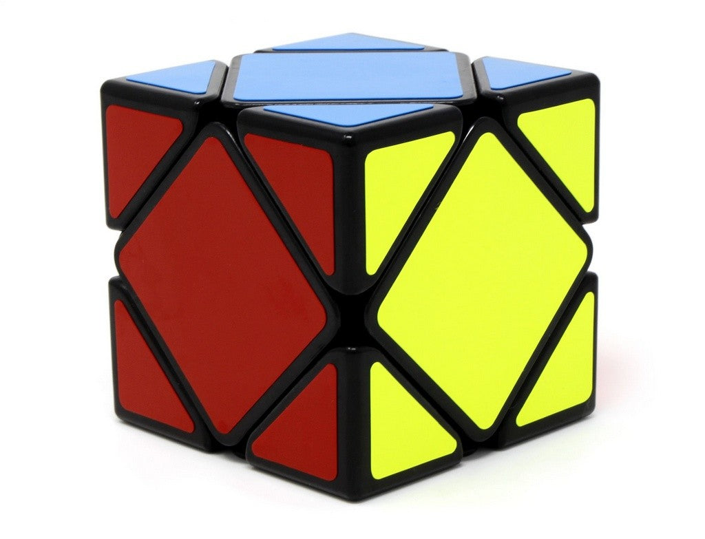 Skewb Meilong MoYu embaralhado sobre fundo branco
