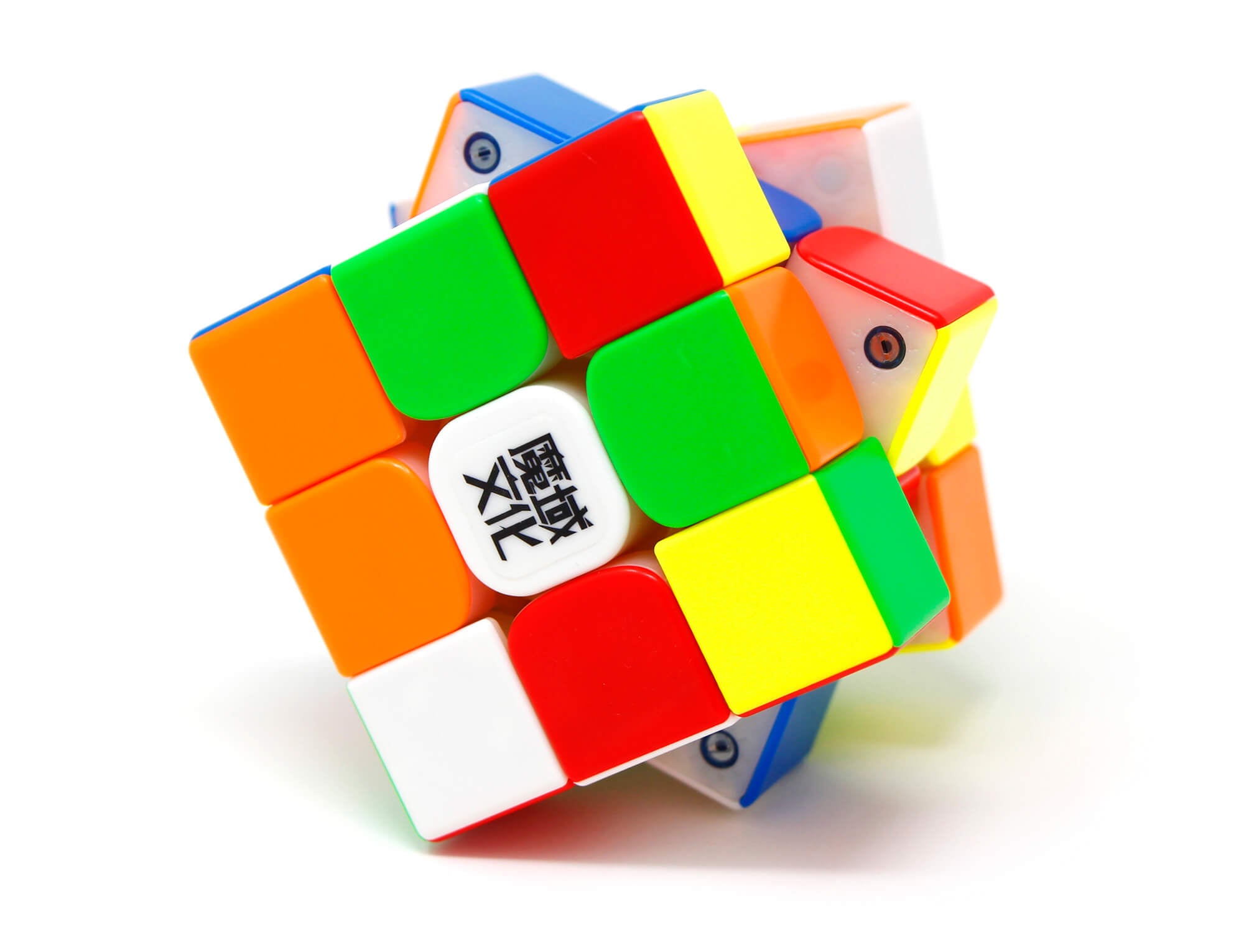 Cubo Mágico WeiLong WRM 2021 em perspectiva lateral, evidenciando as camadas e peças coloridas