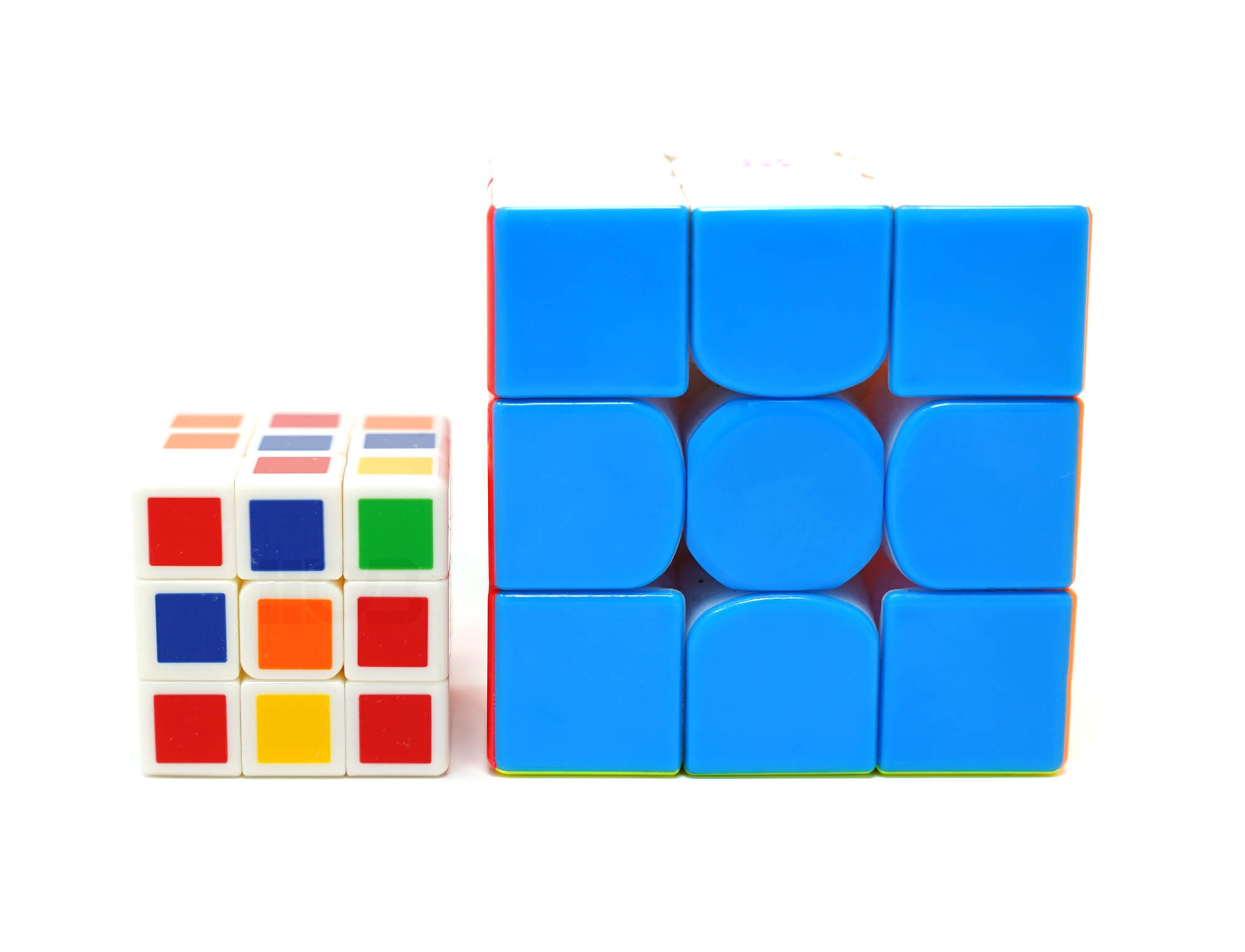 Mini Cubo Mágico QiYi 3 cm ao lado de uma moeda para referência de tamanho