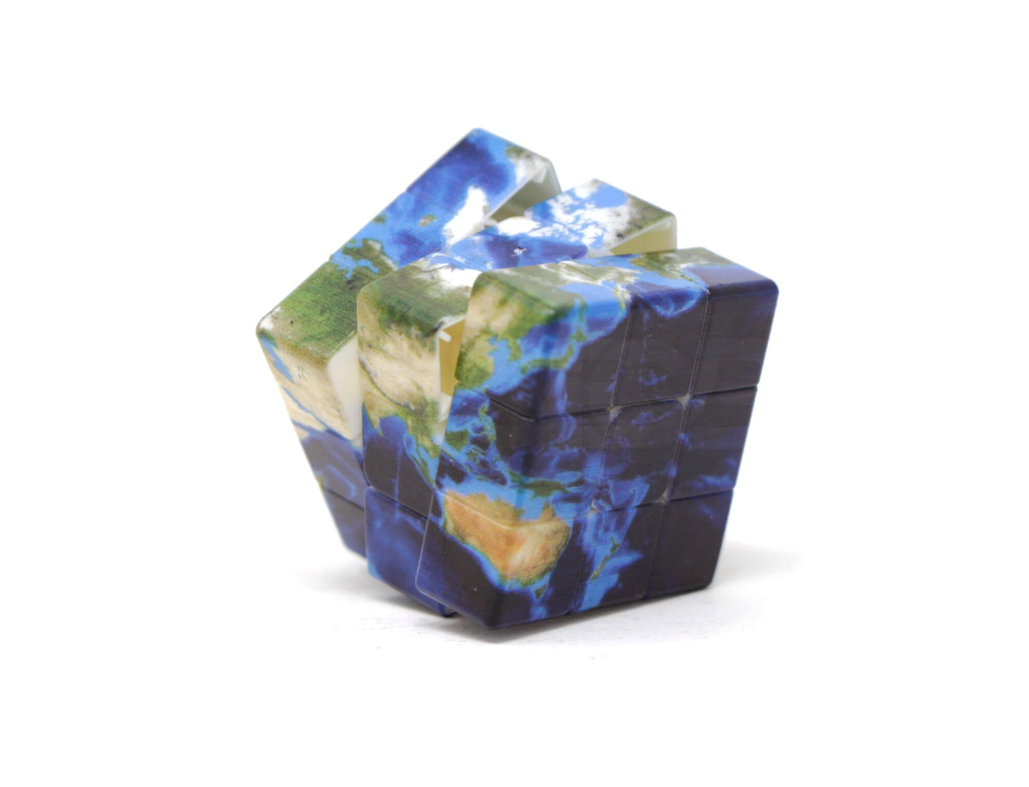 Mini Cubo Mágico Planet embaralhado destacando as faces com planisfério colorido