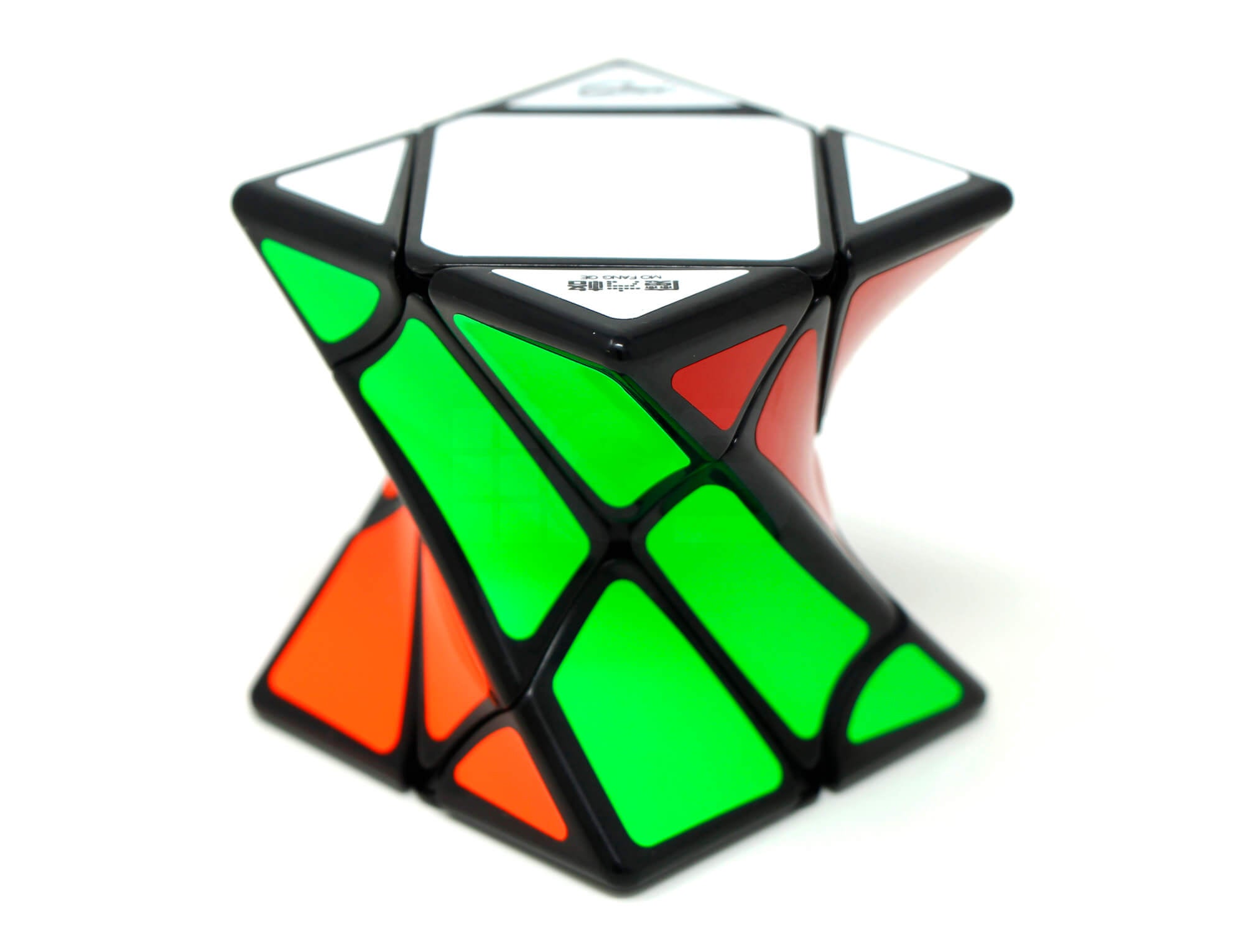 Skewb QiYi stickerless em posição resolvida, vista frontal mostrando as seis cores