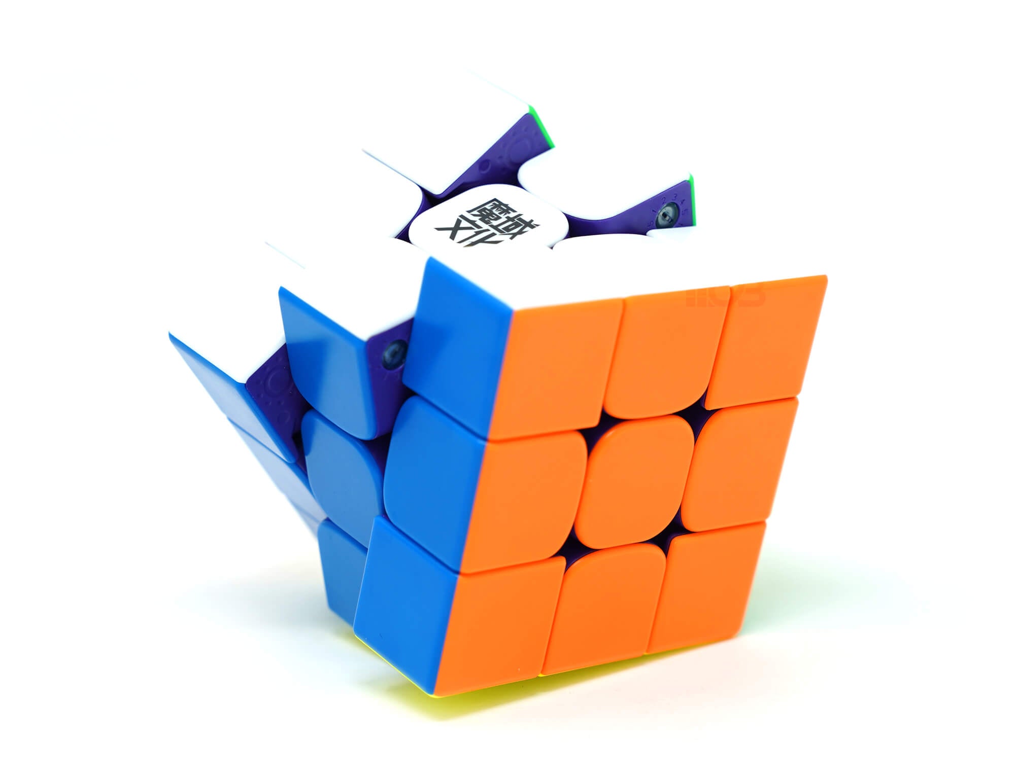 Cubo Mágico 3x3 MoYu Weilong WRM 2021 MagLev stickerless — vista frontal