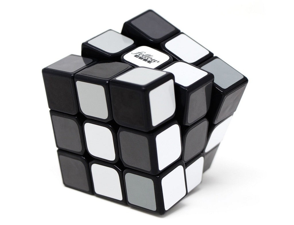 Cubo Mágico 3x3 Fellow Cube Wandinha em preto, branco e cinza — vista frontal do cubo montado