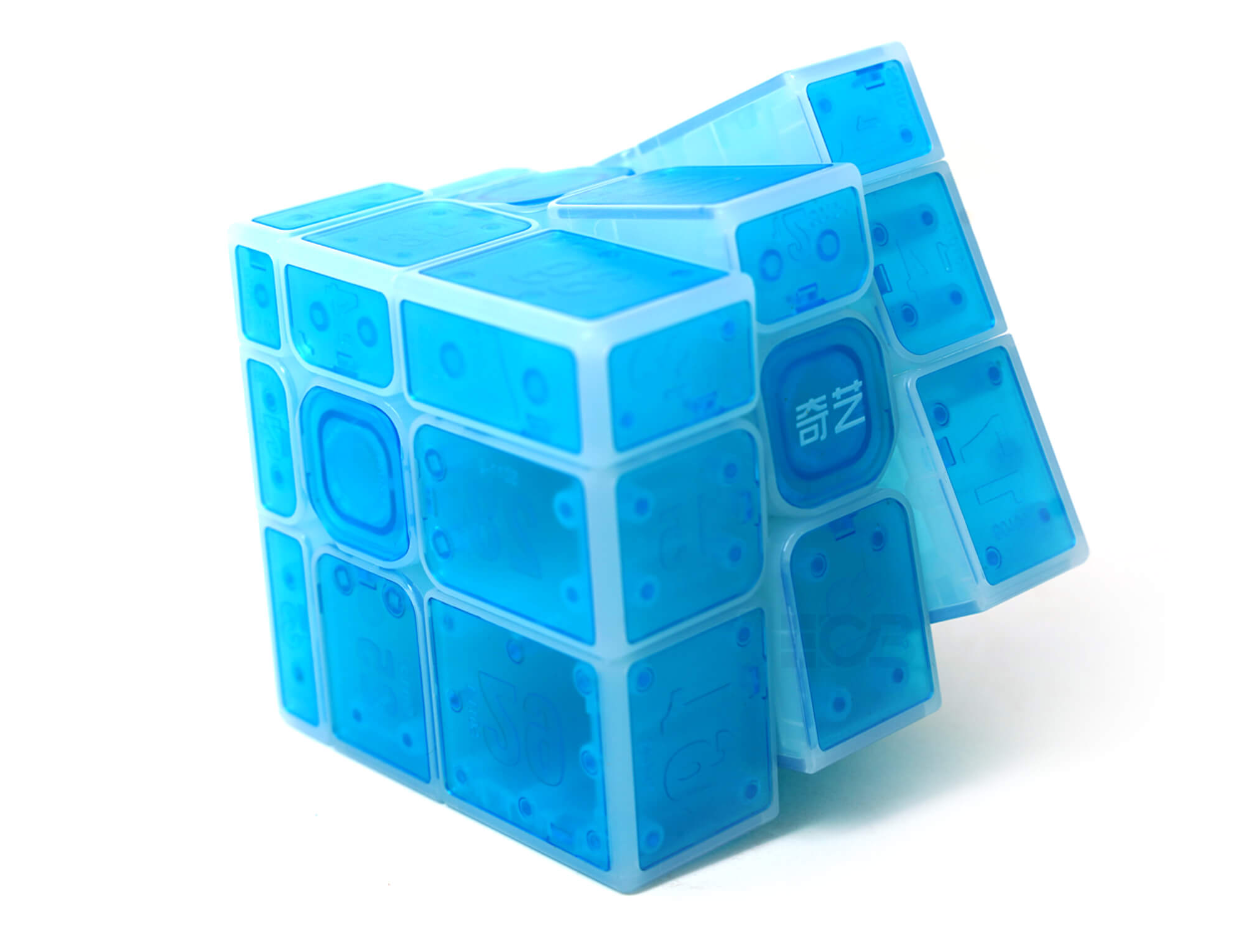 Mirror Blocks 3x3 QiYi Icy Amber azul translúcido — vista frontal do cubo embaralhado