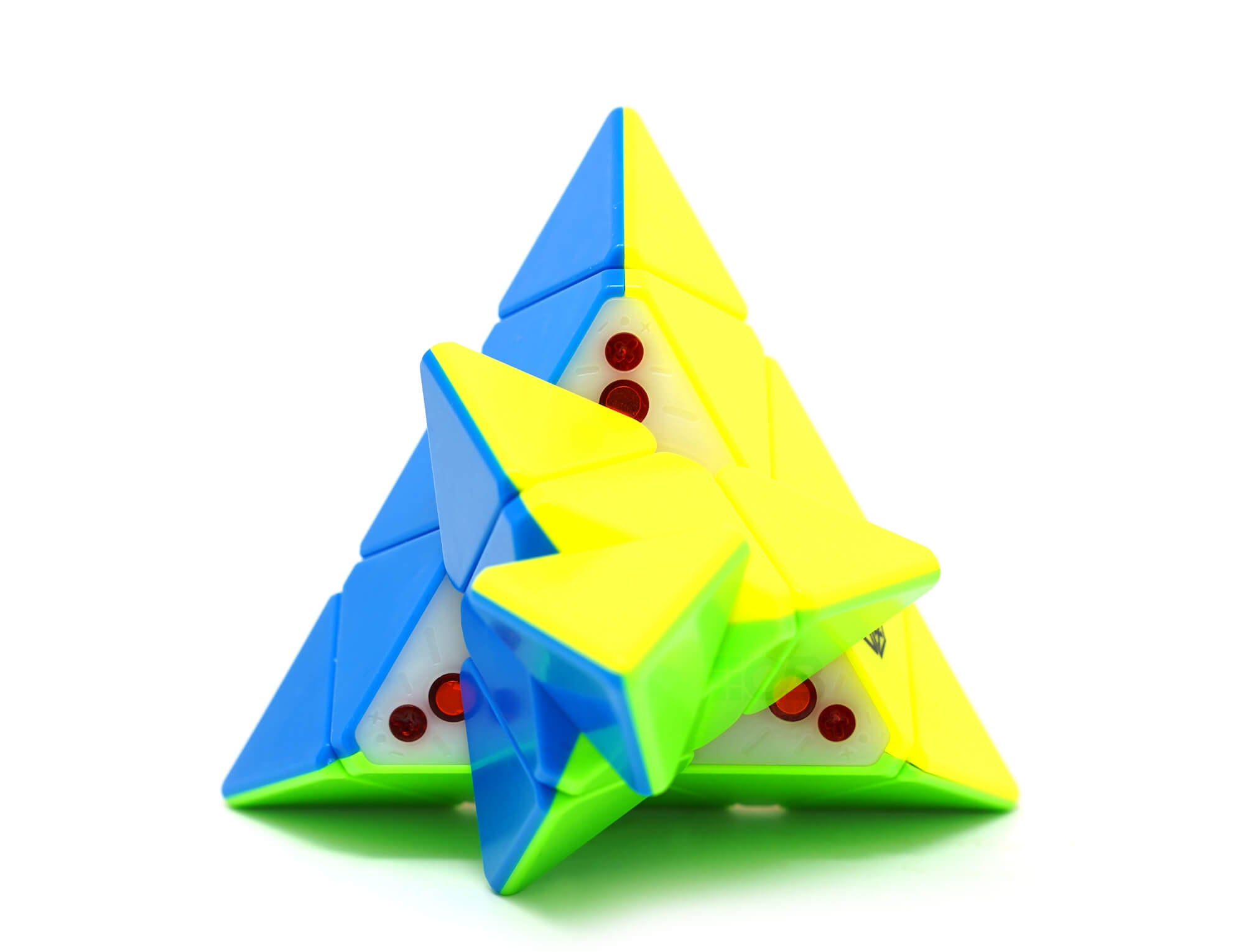 Pyraminx Bell V2 QiYi parcialmente embaralhado sobre superfície branca