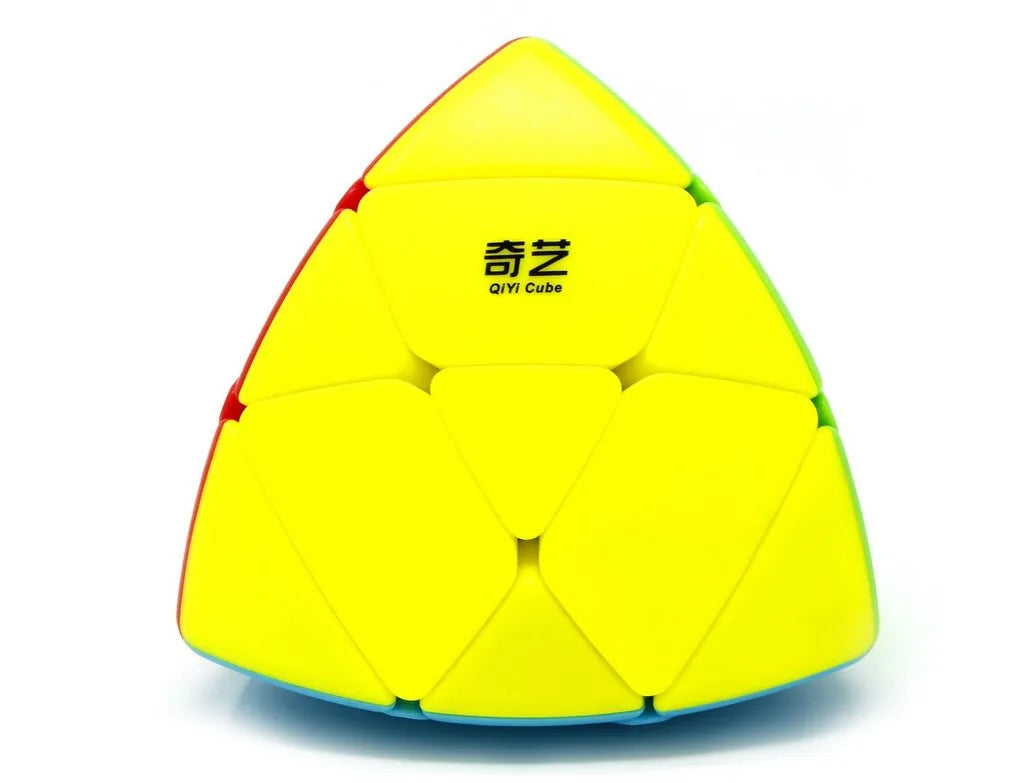 Skewb QiYi stickerless em destaque — vista lateral mostrando o mecanismo de giro diagonal