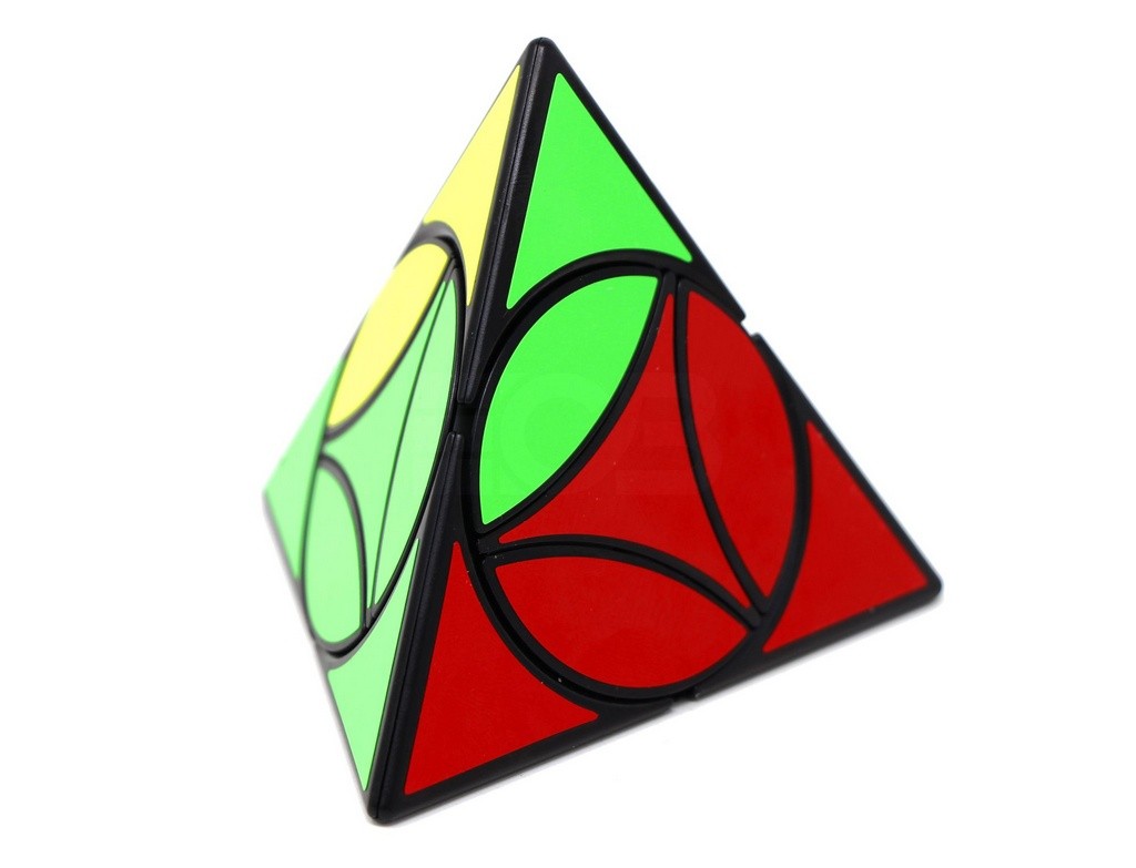 Pyraminx Coin QiYi embaralhado sobre superfície branca, mostrando o padrão de cores