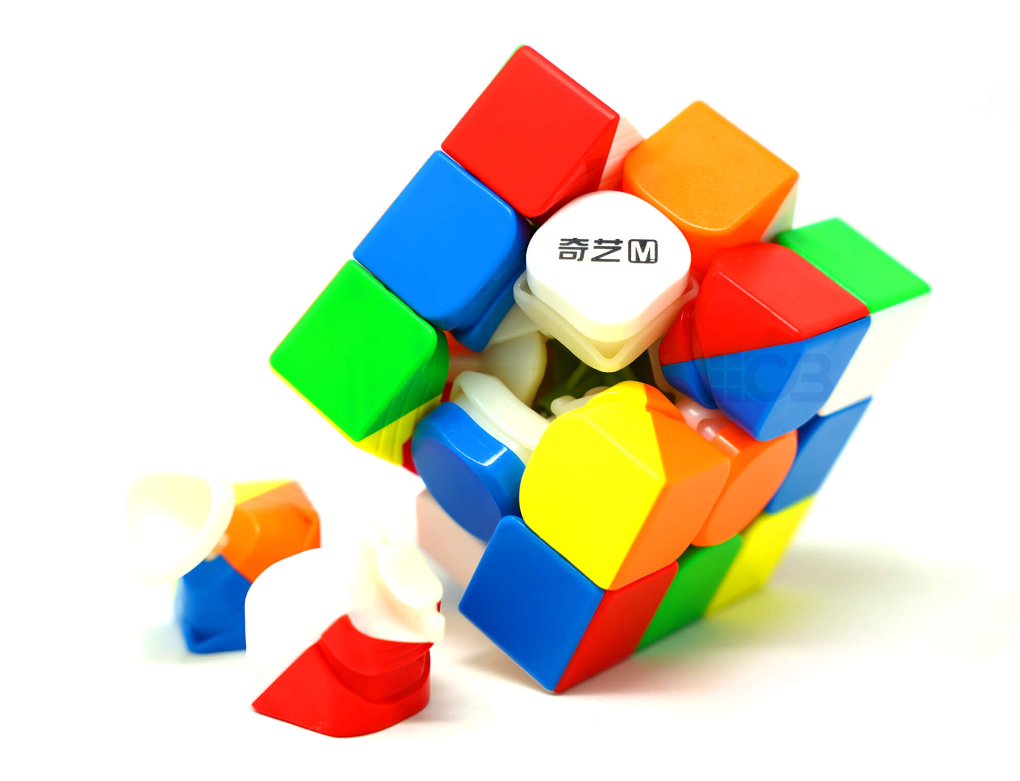 QiYi M Pro 3x3 stickerless em ângulo lateral mostrando as camadas e o acabamento das peças