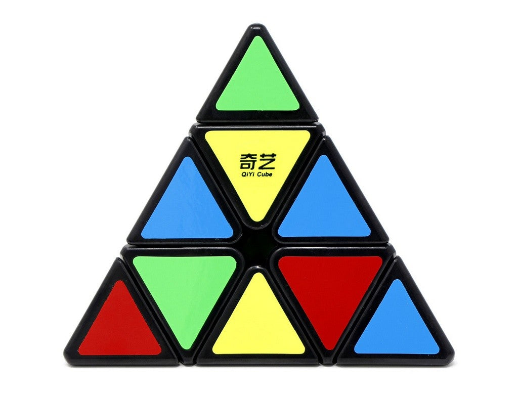Pyraminx QiMing QiYi em ângulo lateral destacando a estrutura triangular e o acabamento tradicional