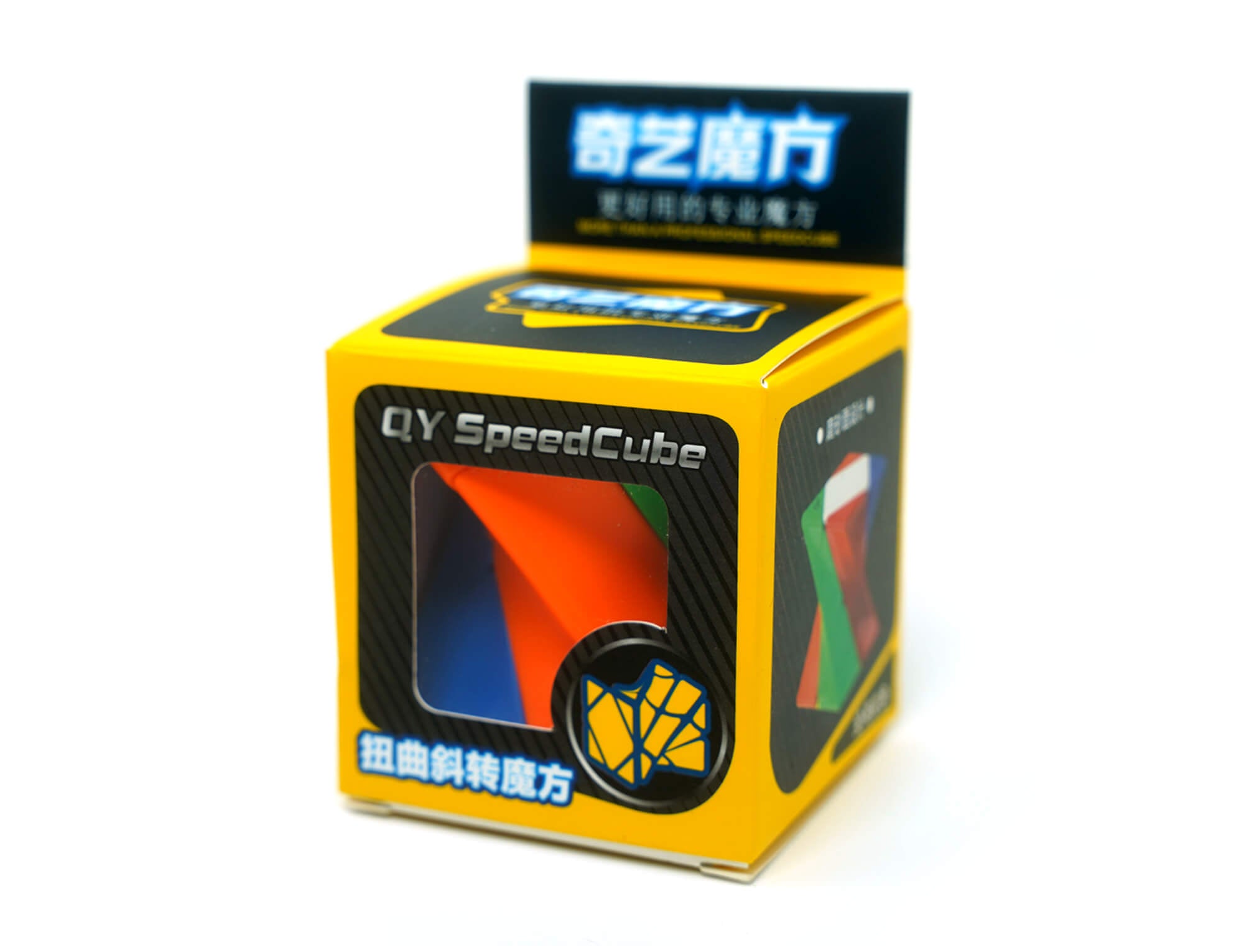 Skewb QiYi stickerless em movimento parcial evidenciando o mecanismo de giro diagonal