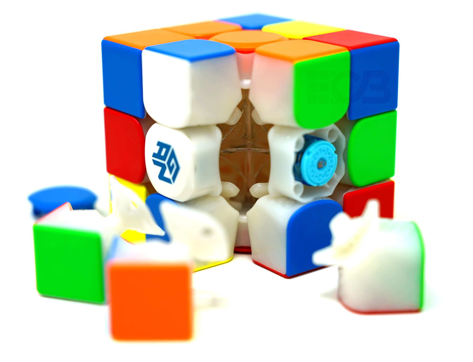 Cubo Mágico 3x3 GAN 356 RS 2 em ângulo lateral destacando a estrutura interna e acabamento stickerless