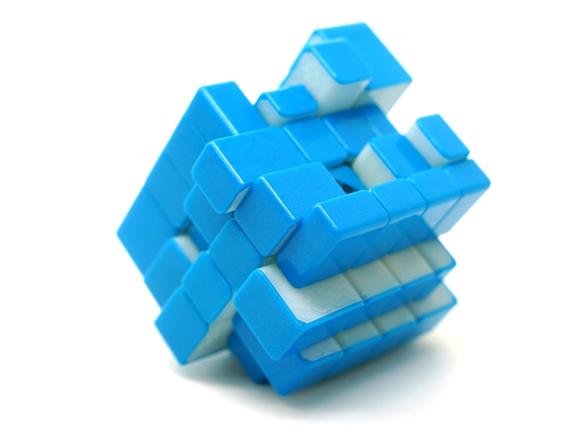 Mirror Blocks 4x4 Diansheng azul embaralhado mostrando blocos assimétricos