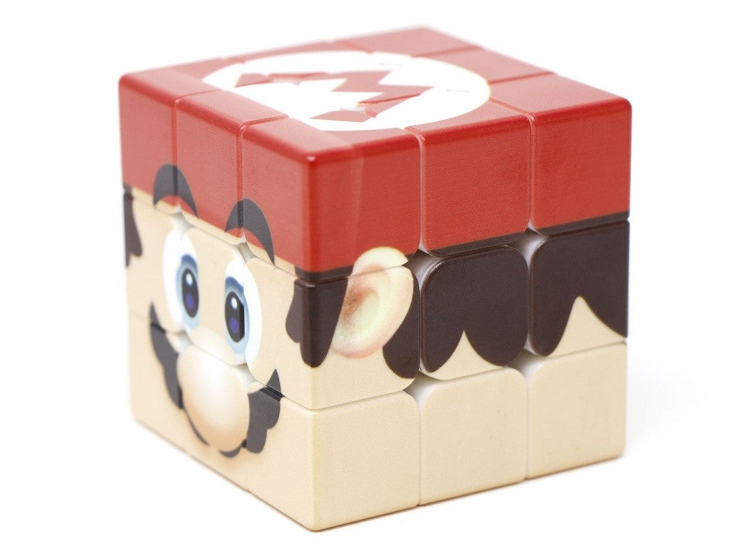 Cubo Mágico Mario Vinci Cube com faces embaralhadas sobre fundo neutro