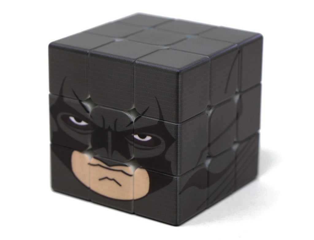 Cubo Mágico Personalizado Batman em ângulo lateral exibindo as faces coloridas com a arte impressa