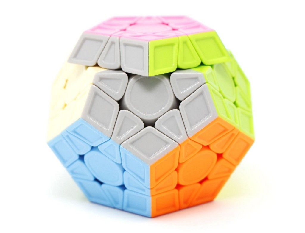 Megaminx Galaxy V2 QiYi em ângulo lateral destacando o acabamento stickerless e a estrutura de doze faces