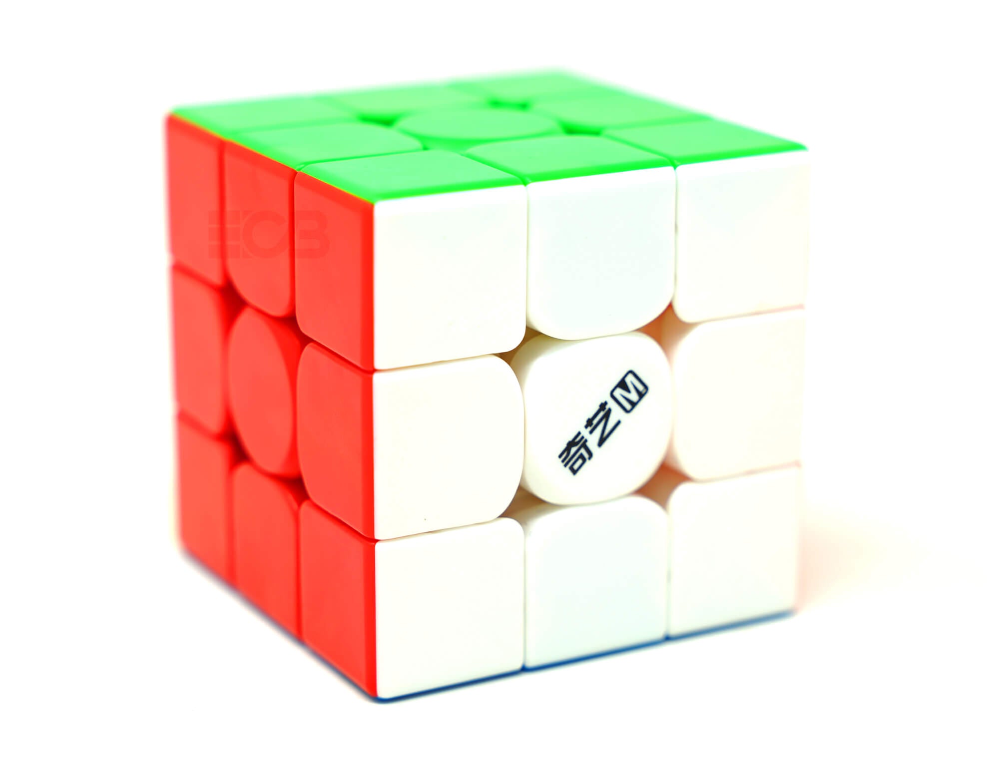 QiYi M Pro 3x3 Magnético em perspectiva — visão das três faces superiores